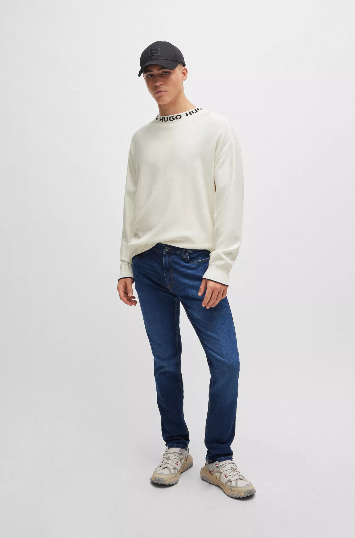 Calça jeans HUGO vermelha, corte slim, em denim azul com elasticidade para maior conforto.