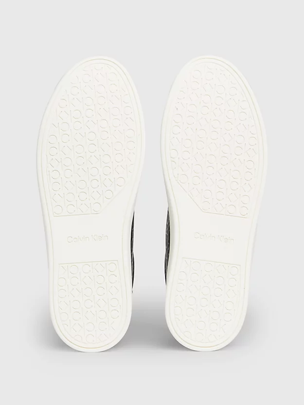 Sapatos sem cadarço com logotipo