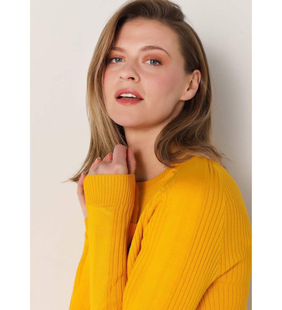 Camisa Lois com mangas raglan caneladas e modelagem ajustada, amarela.