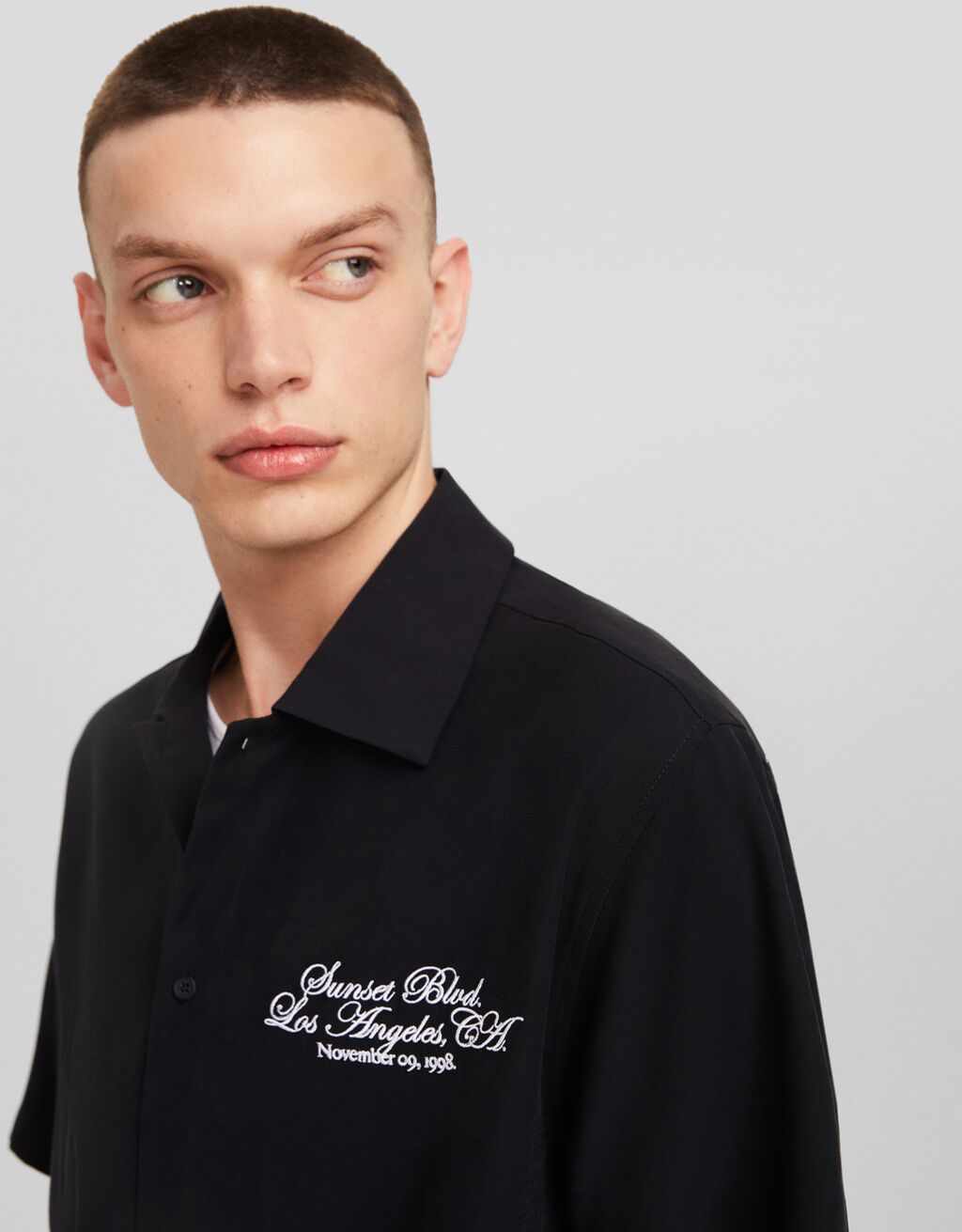 Camiseta bordada de manga curta com modelagem quadrada
