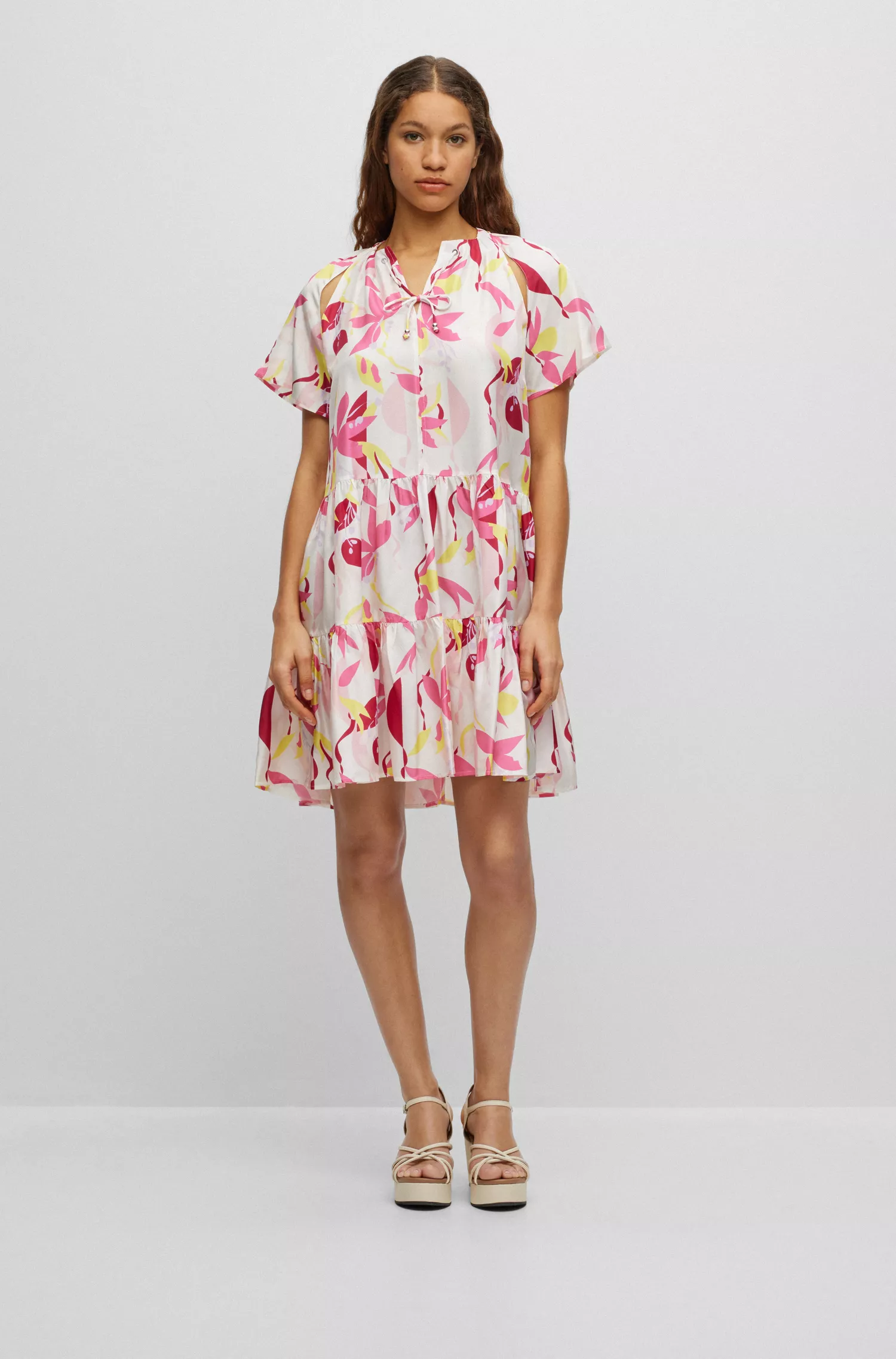 Vestido BOSS preto com decote ajustável por cordão em seda com estampa floral.