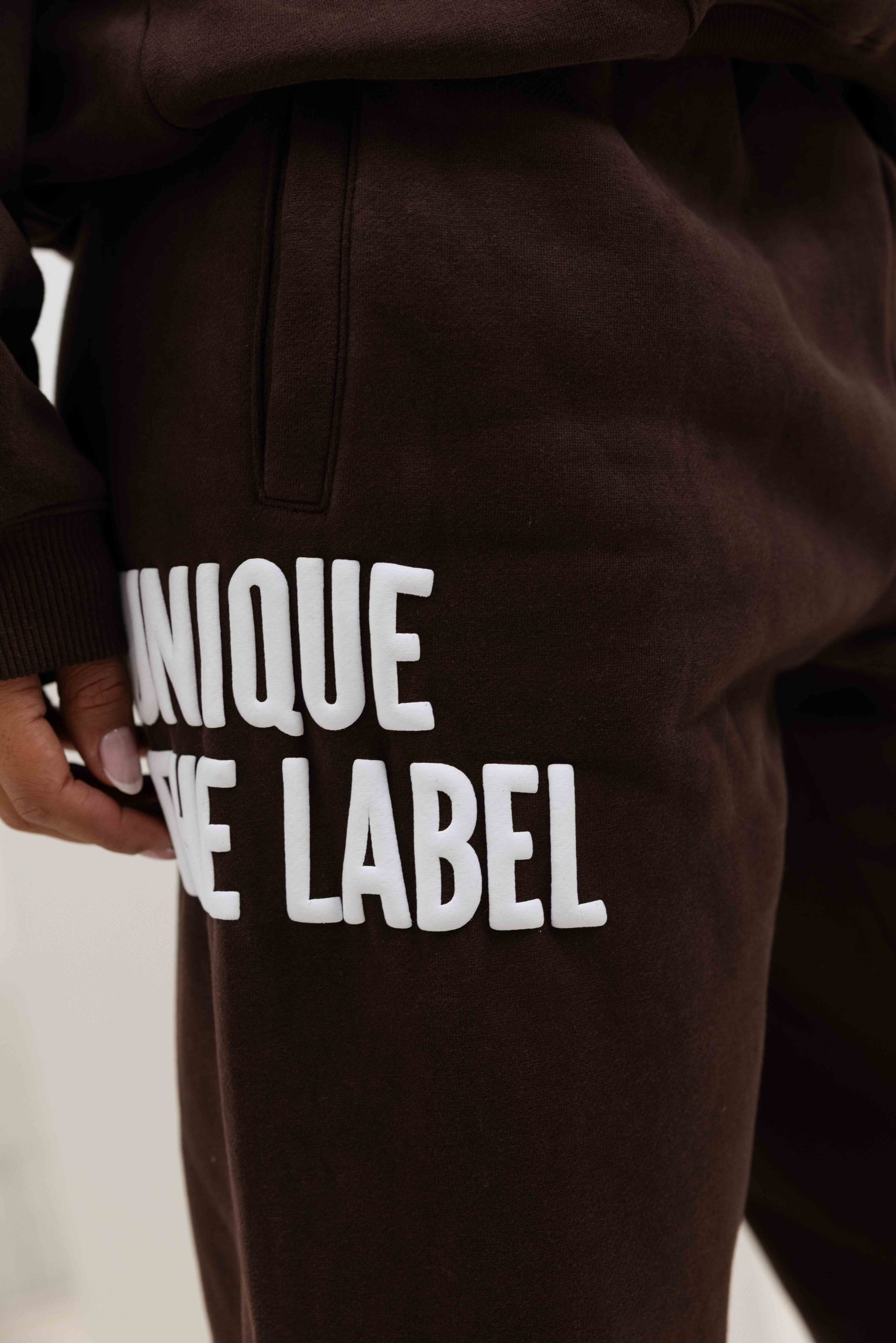 Unique The Label Elyana Trainingspak Dames Donkerbruin