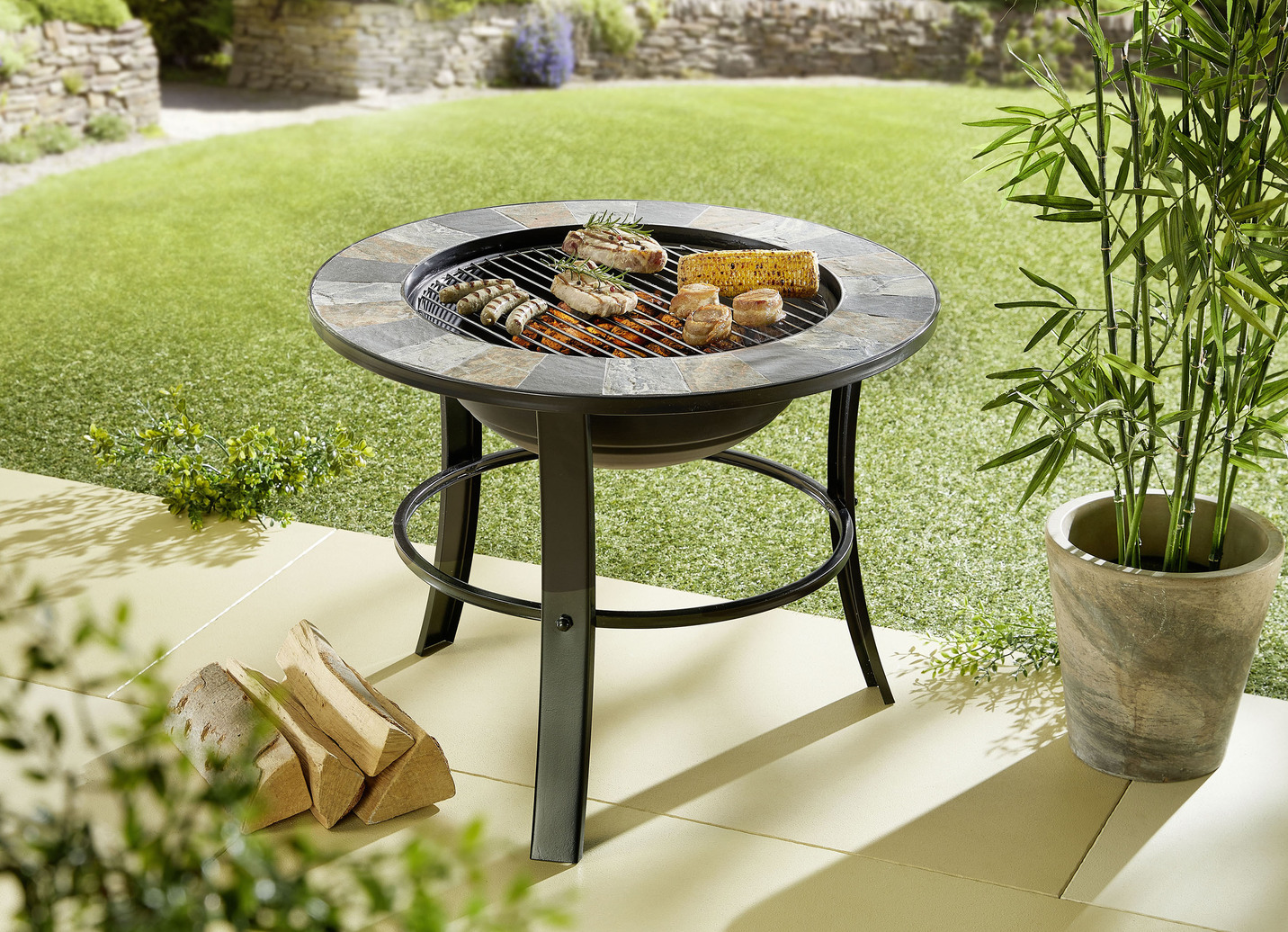 Feuerstelle Stonegate mit stilvollem Schiefer-Mosaik-Finish
