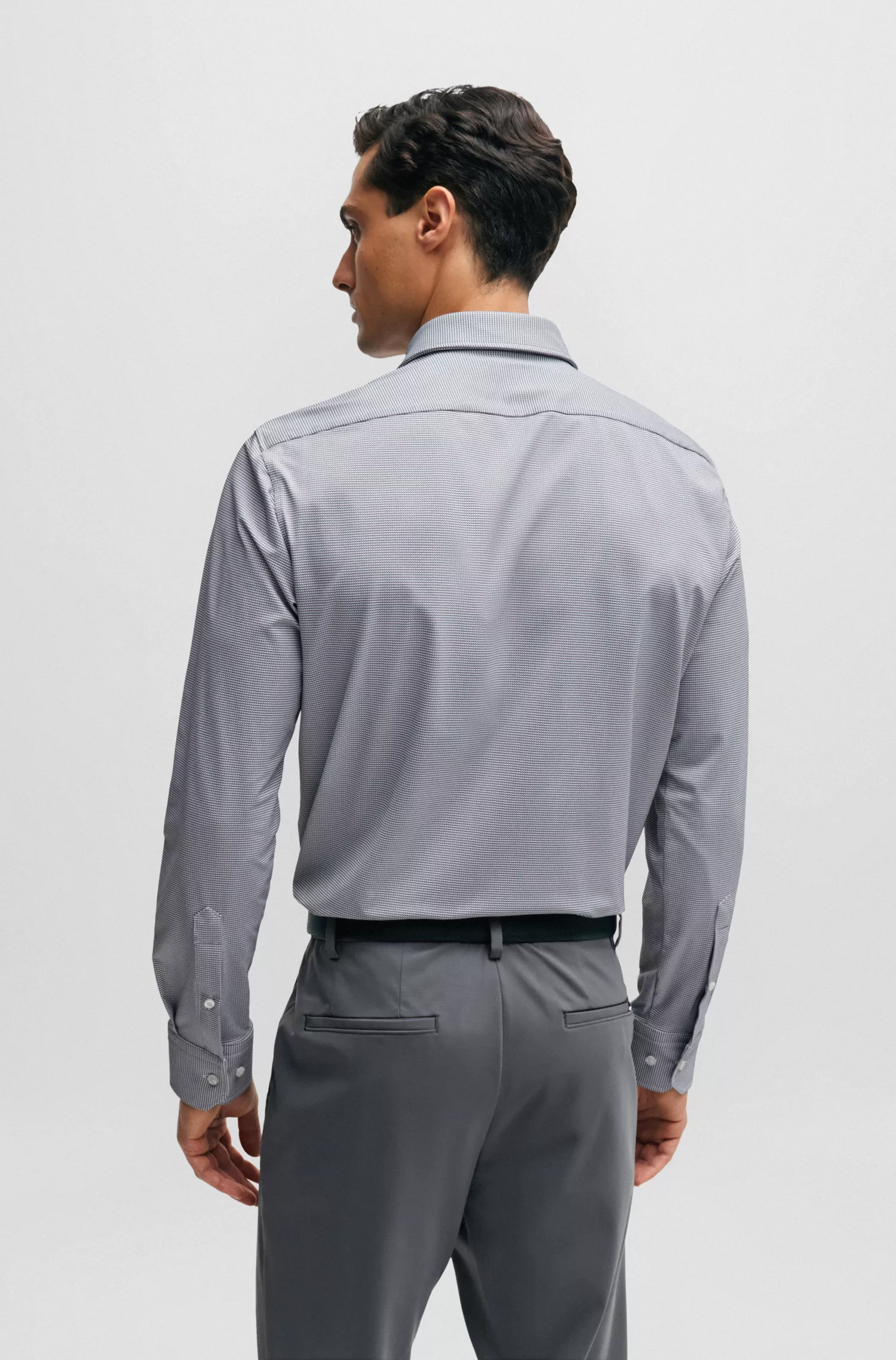 Camisa BOSS preta de corte regular em tecido estruturado de alta performance com elasticidade.