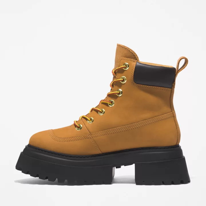 Bota Timberland Sky de 6 polegadas com cadarço para mulheres na cor amarela.