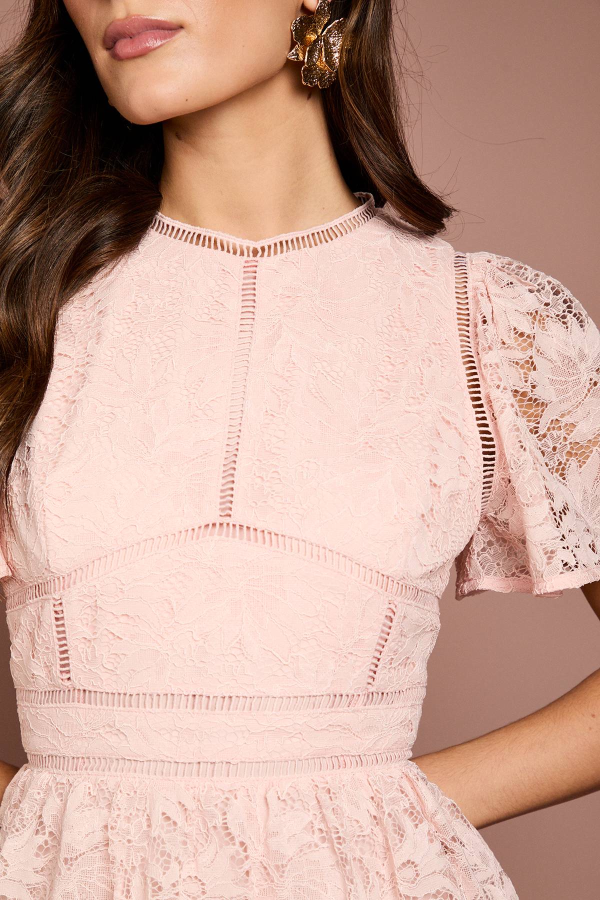 Coast Robe en Dentelle à Volants Étagée Petite Taille avec Manches Papillon et Finitions