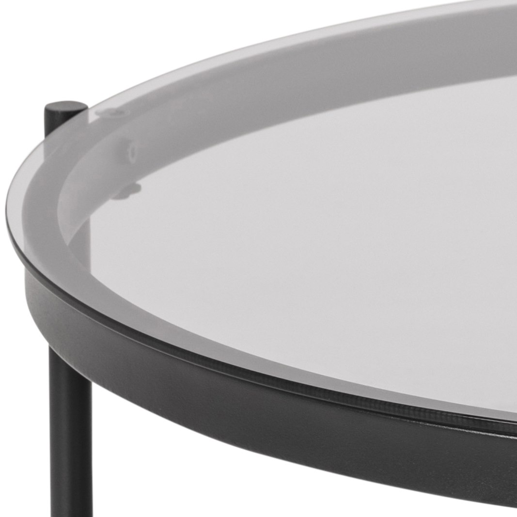 Bayonne sofabord Ø79cm. Røkt glass med hylle og sortlakkert stålunderstell.