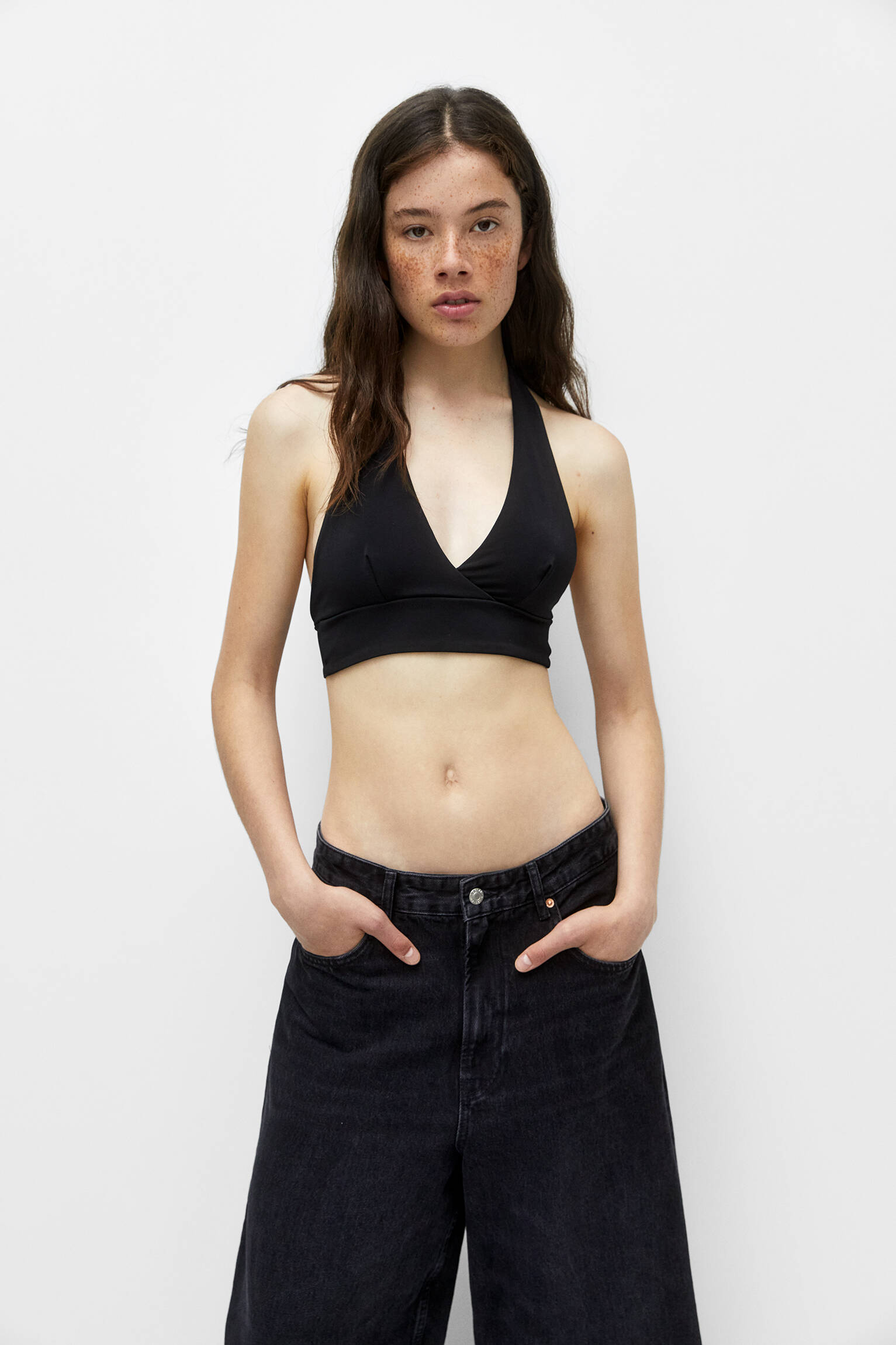 Top cropped com alças no pescoço - Preto