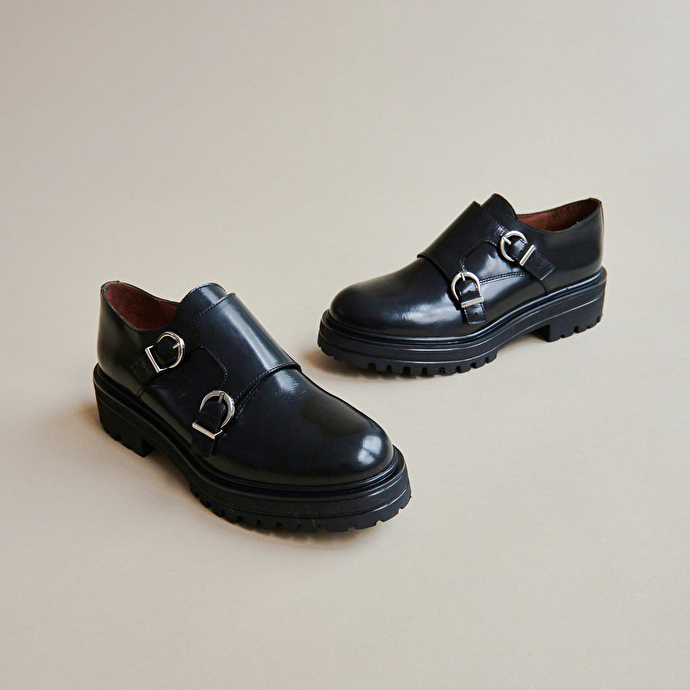 Derbies à doubles boucles et semelles crantées  en cuir glacé noir