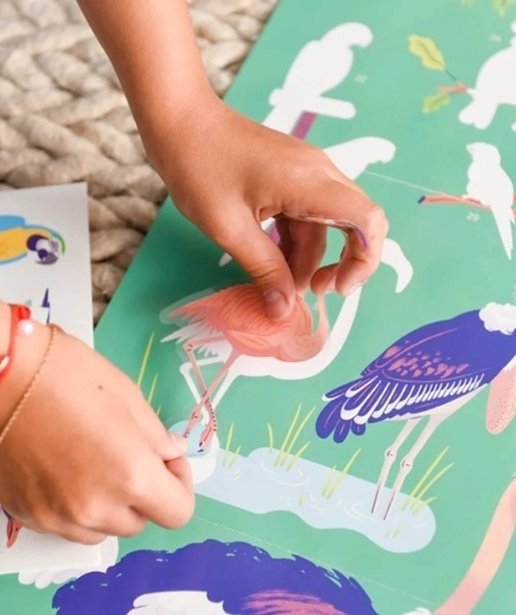 POPPIKPOSTER ÉDUCATIF AVEC 64 STICKERS UNIVERS OISEAUX