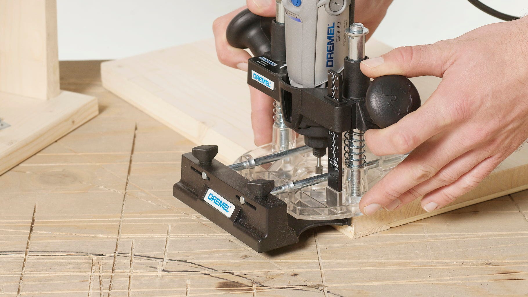 Dremel  Dremel Oberfräsen-Vorsatz    Verwandle dein Dremel Multifunktionswerkzeug in eine frei führbare Oberfräse!