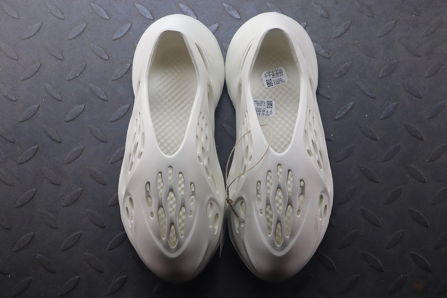 adidas Yeezy Foam RNNR Sand (One Size Smaller!!)