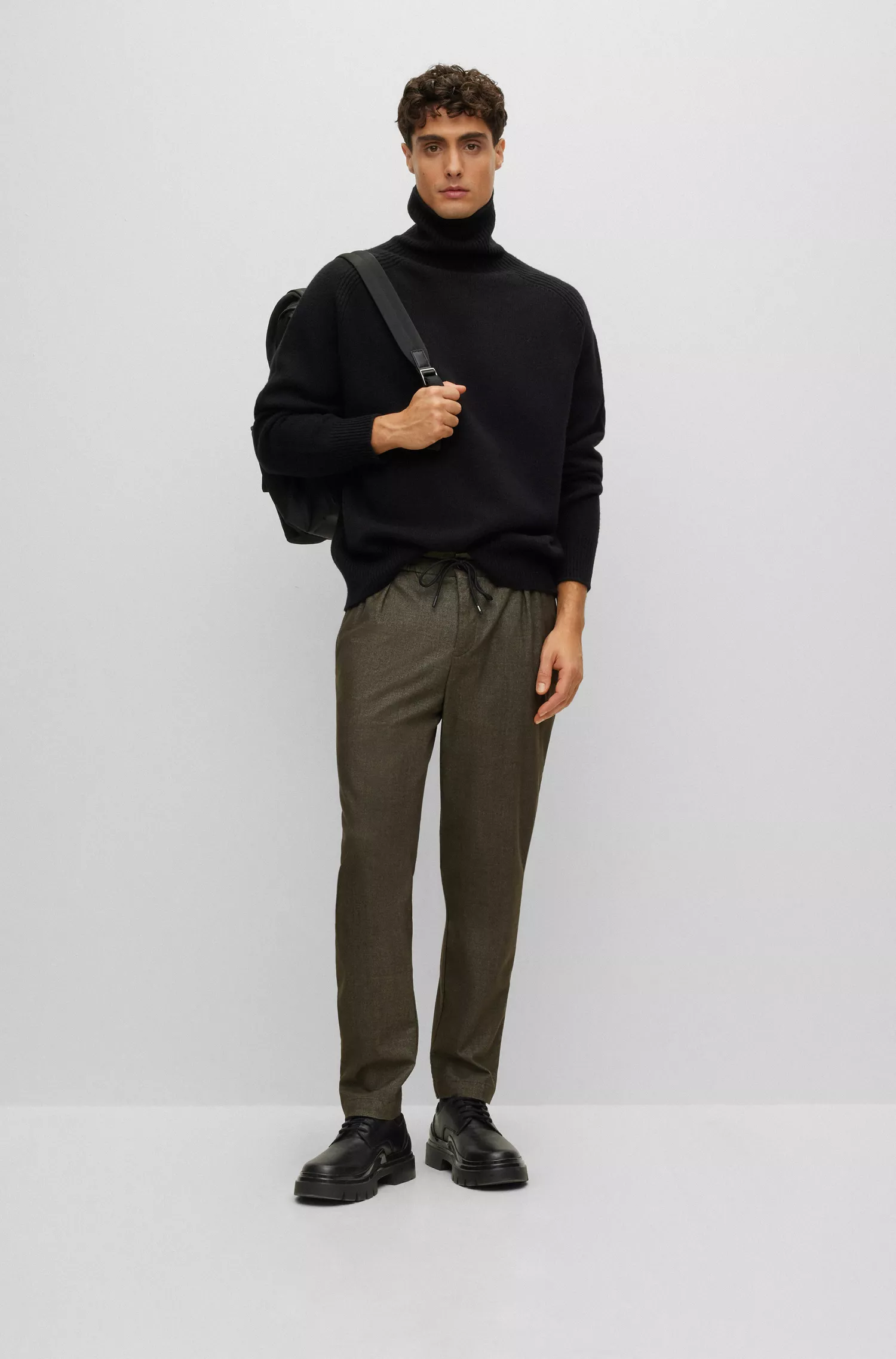 Calça BOSS preta, modelagem relaxada, em tecido elástico com cordão na cintura.