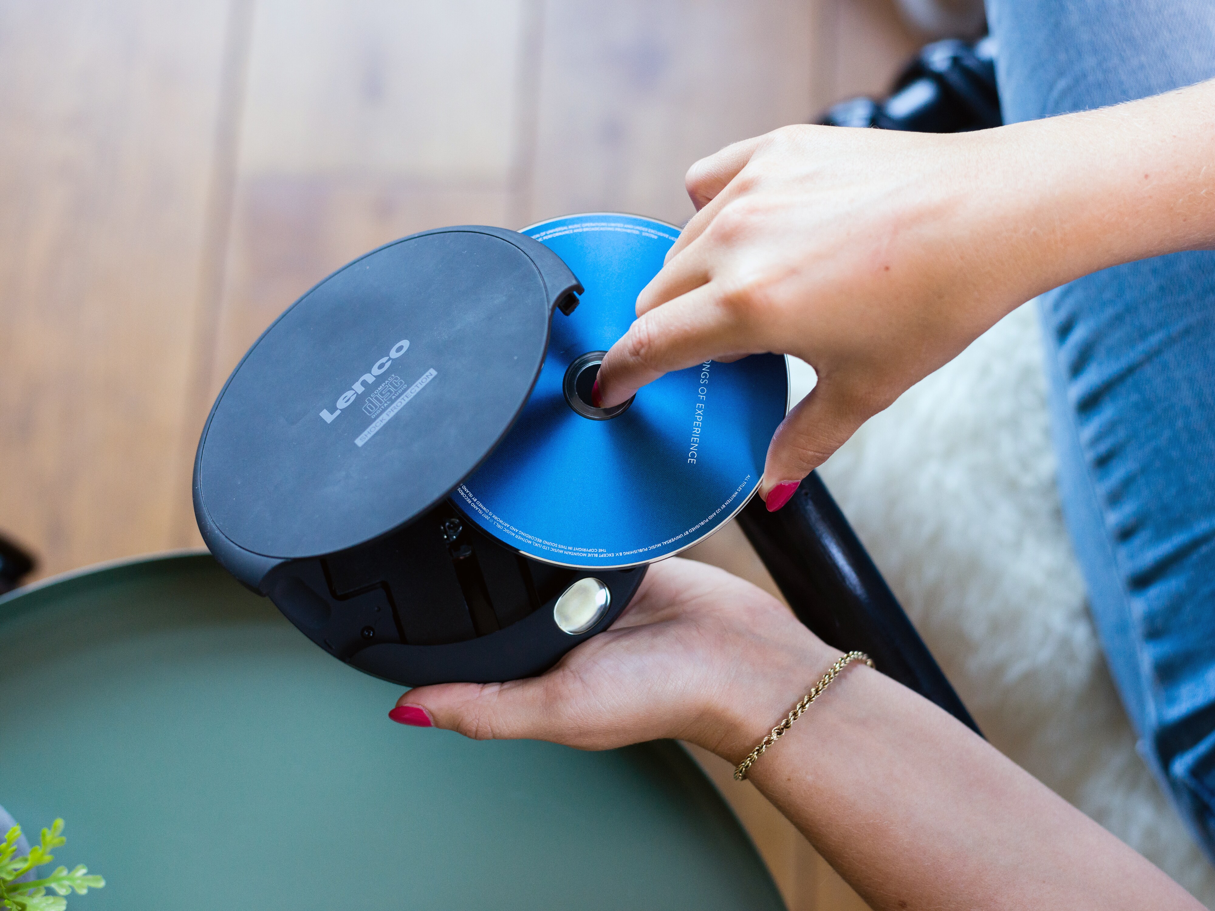 Lenco CD-200 - Tragbarer CD-Player mit Anti-Schock - Hörbuchfunktion - Akku-Aufladefunktion - Schwarz