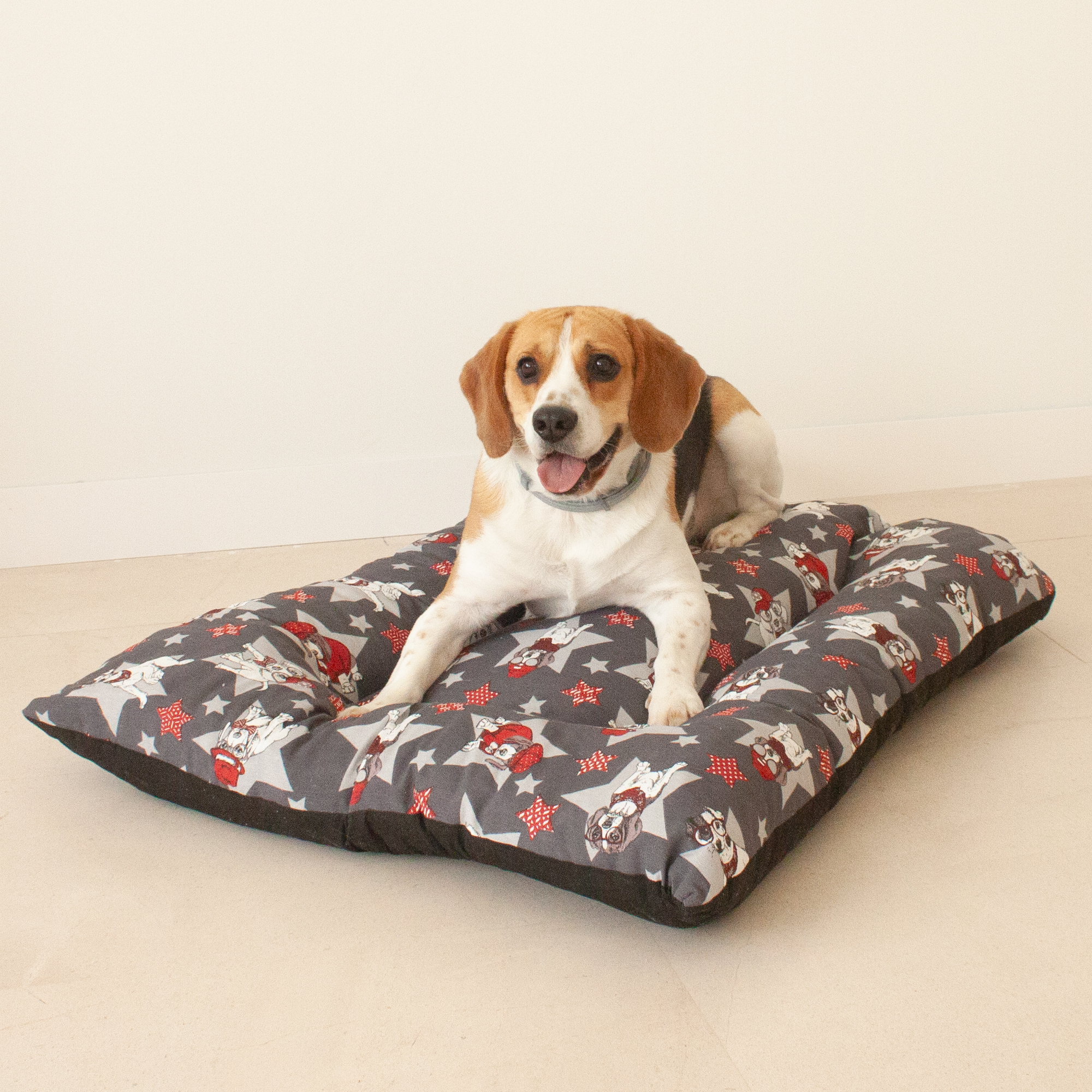 Almofada grande acolchoada para animais de estimação. Cinza com cachorrinhos e estrelas vermelhas. 85x70x10 cm