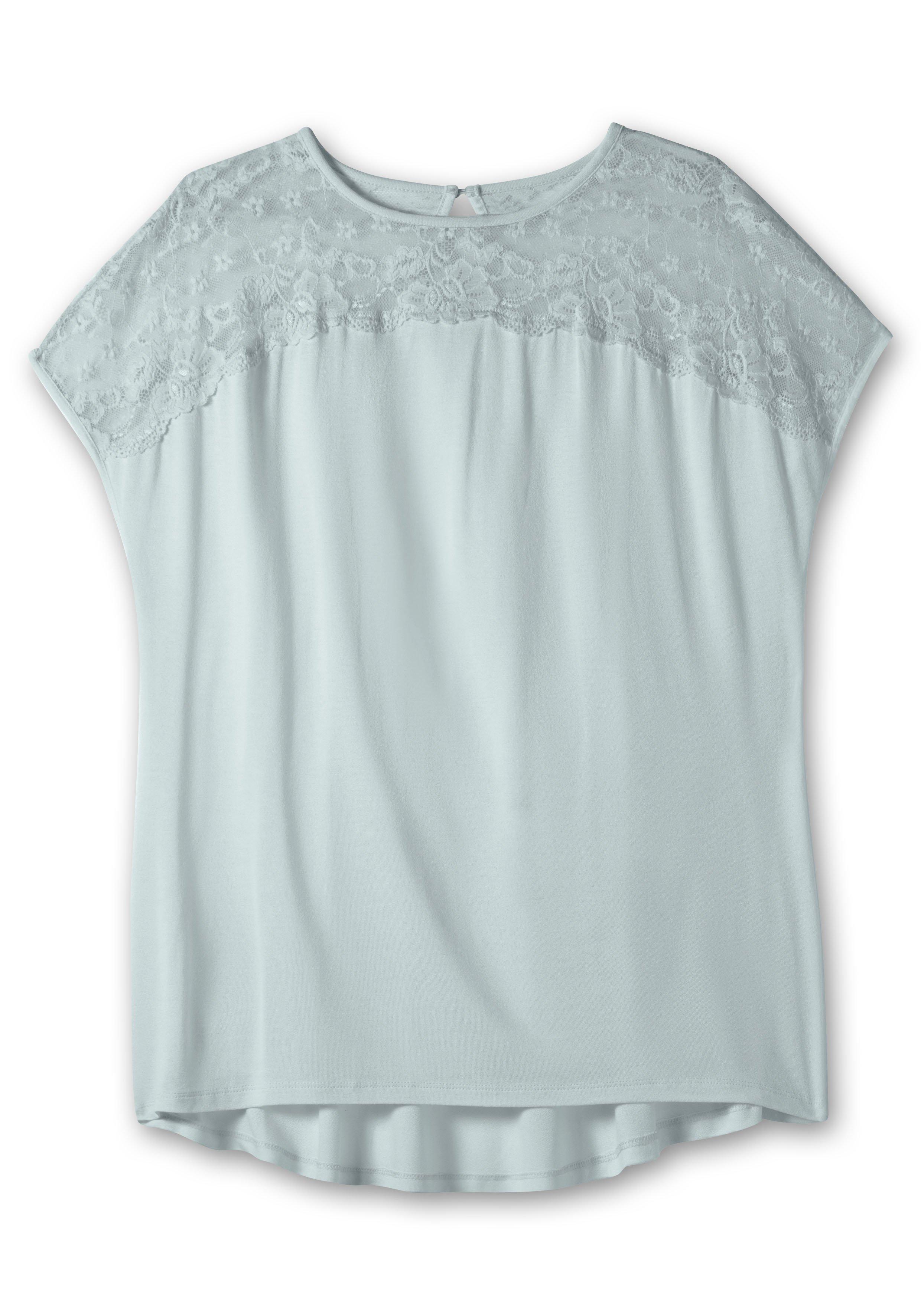Shirt mit Spitzenpasse an der Schulterpartie