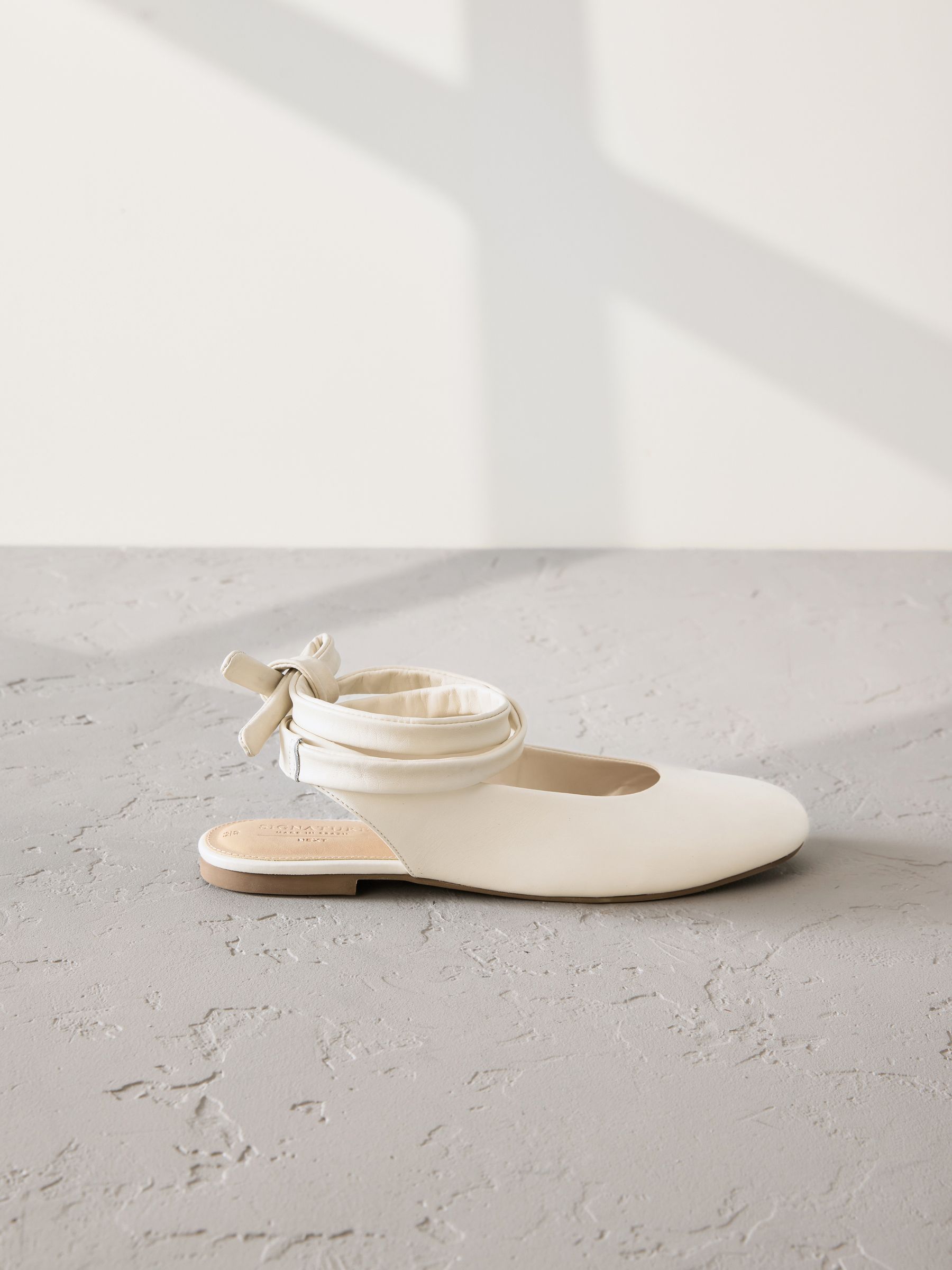 Gebroken wit - Signature Premium Leather Wrap Up Balllerina Flats