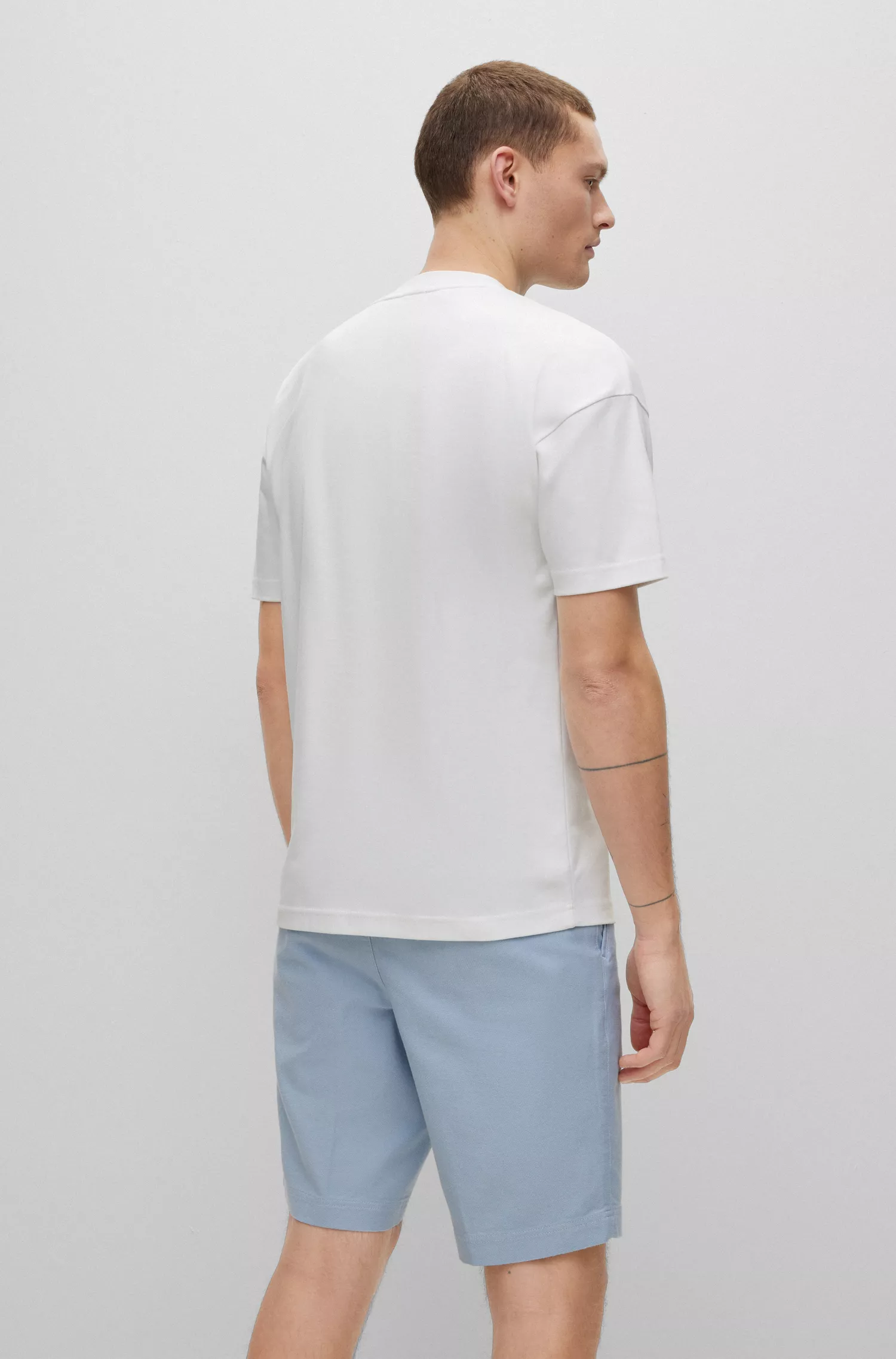 Camiseta BOSS preta de algodão interlock com modelagem oversized e estampa aplicada.