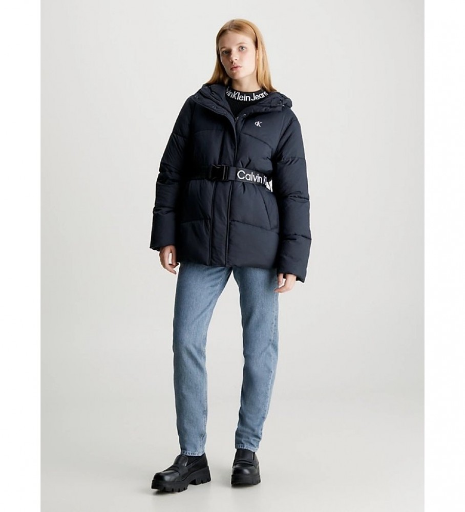 Jaqueta de nylon com enchimento de plumas Calvin Klein Jeans e cinto preto.