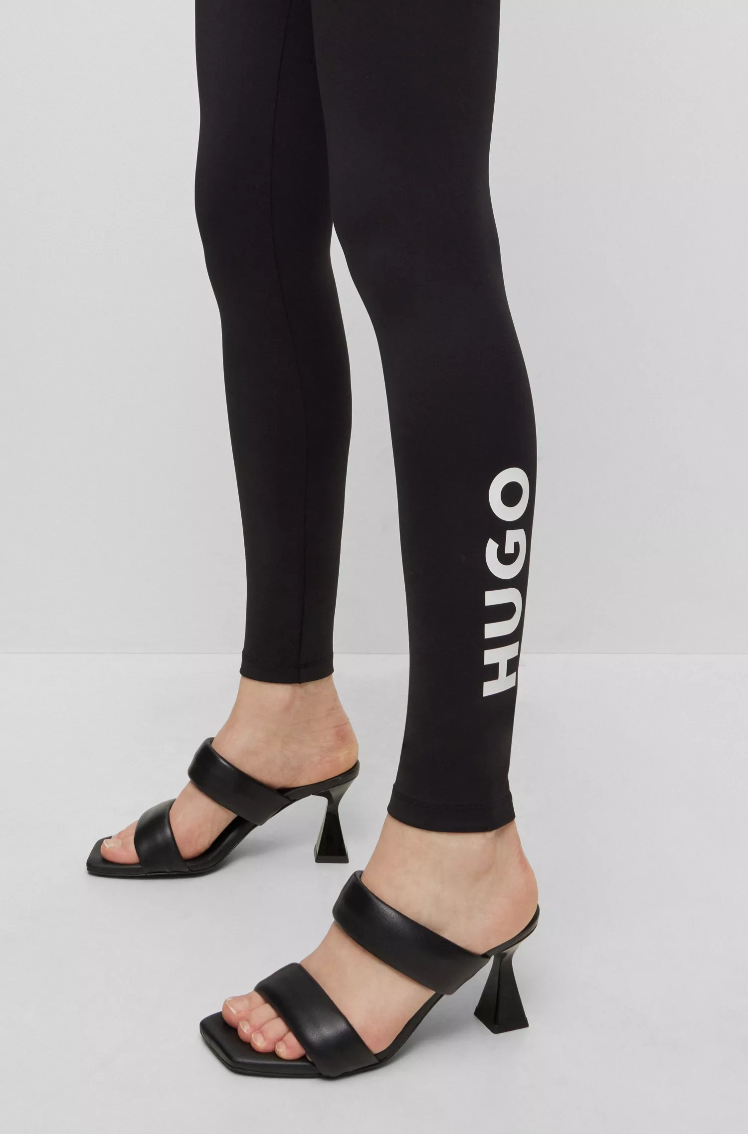 Leggings HUGO vermelhas, justas e super elásticas com detalhes do logotipo.