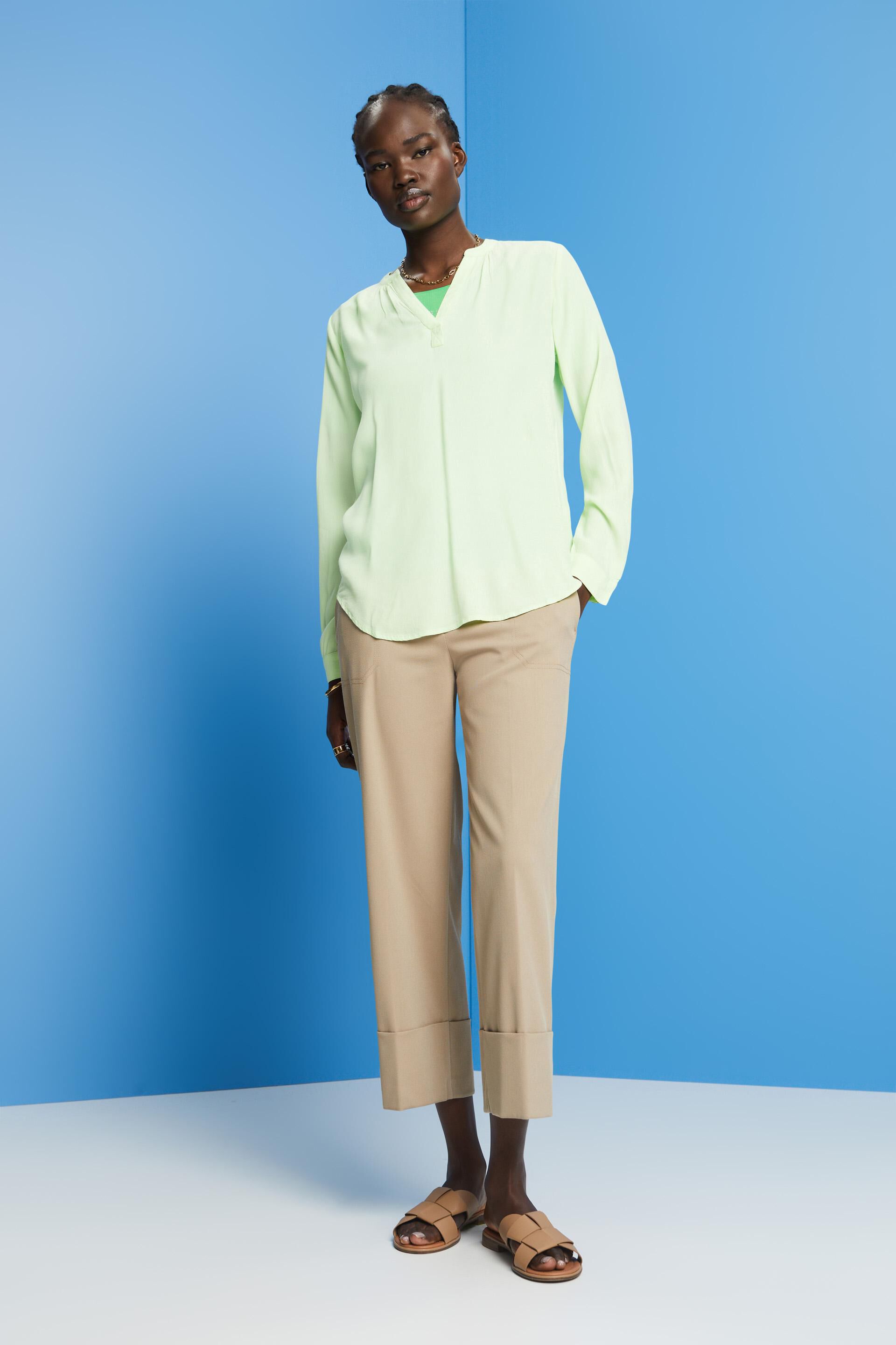 Blouse en crêpe à encolure fendue