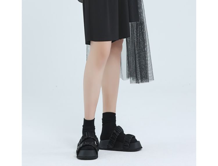 SIMPLE BLACK - Asymmetrische shorts met middelhoge taille