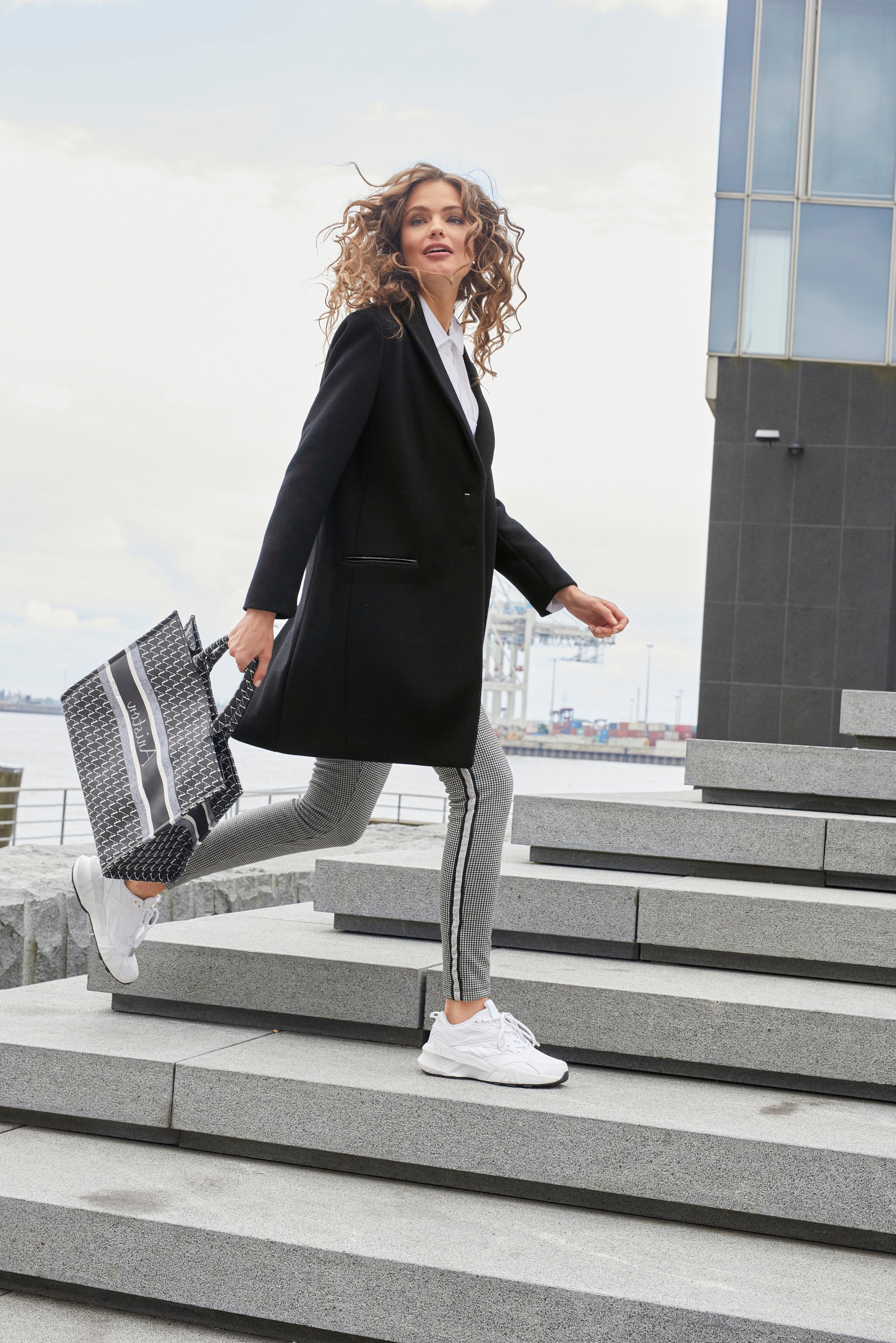 Aniston CASUAL Schlupfhose  mit glitzernden Galonstreifen