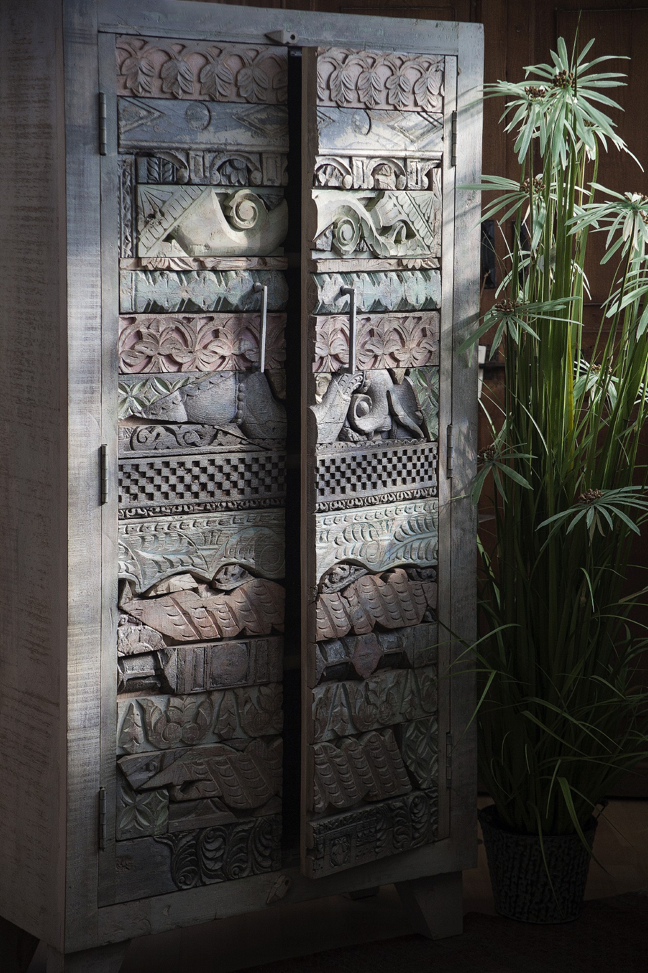 Schrank 'Shaja', 2türig, weiß gekälkt, multicolor, H 180 cm, B 90 cm, L 40 cm von fischer's lagerhaus