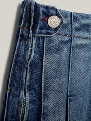Saia longa evasê plissada em jeans com detalhes em relevo.