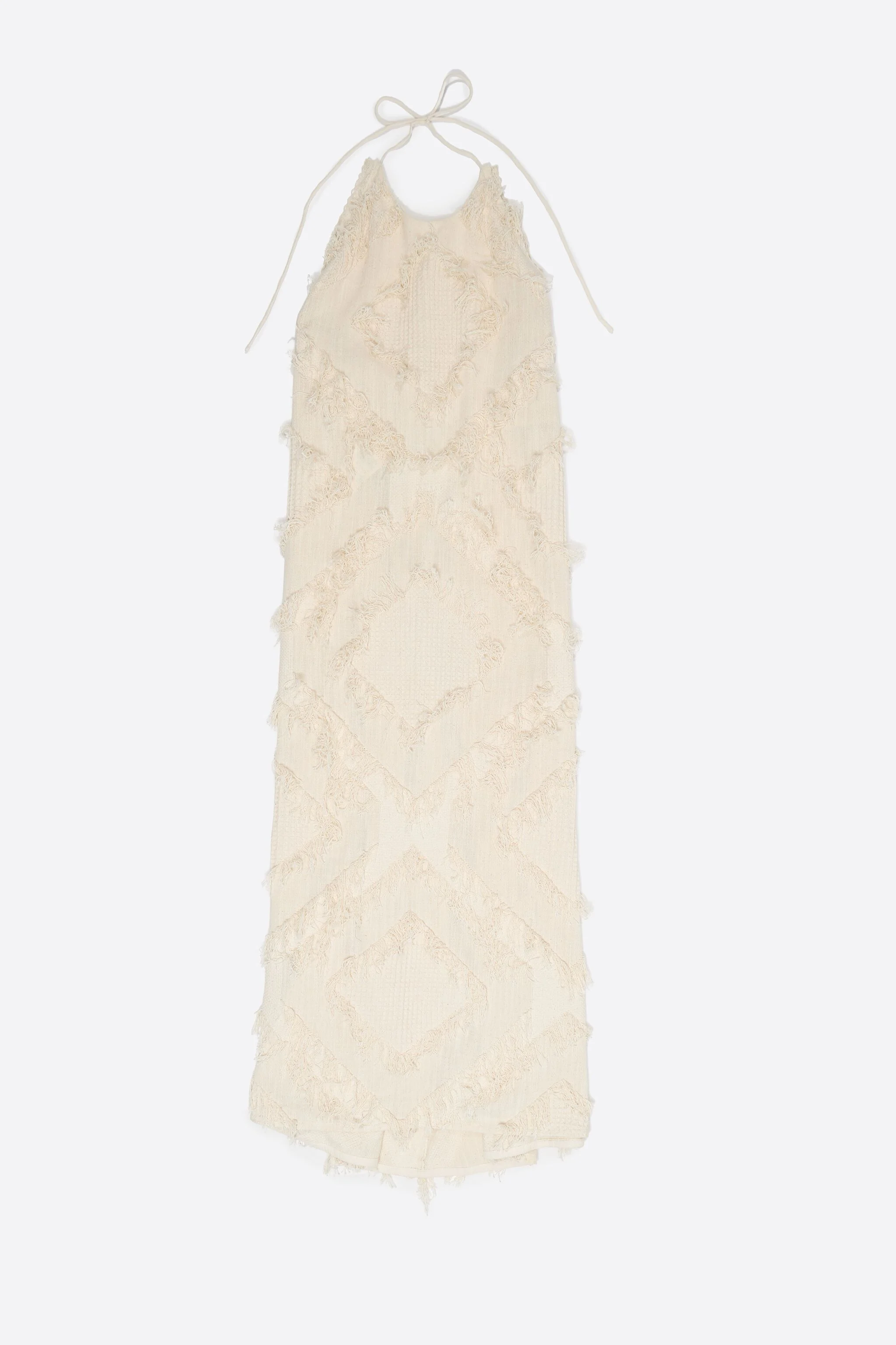 Vestido marfim com decote halter e franjas.