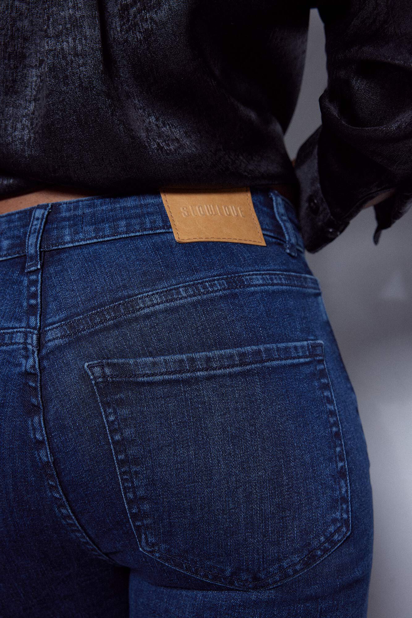 calça jeans ondulada com strass
