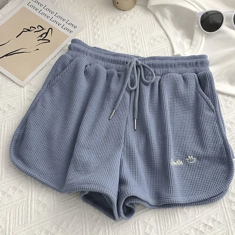 Rosesand - Lage taille wafelpatroon letters wijde mini shorts