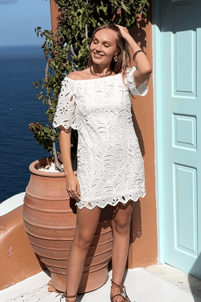 Robe mini fleurie à épaules dénudées et œillets