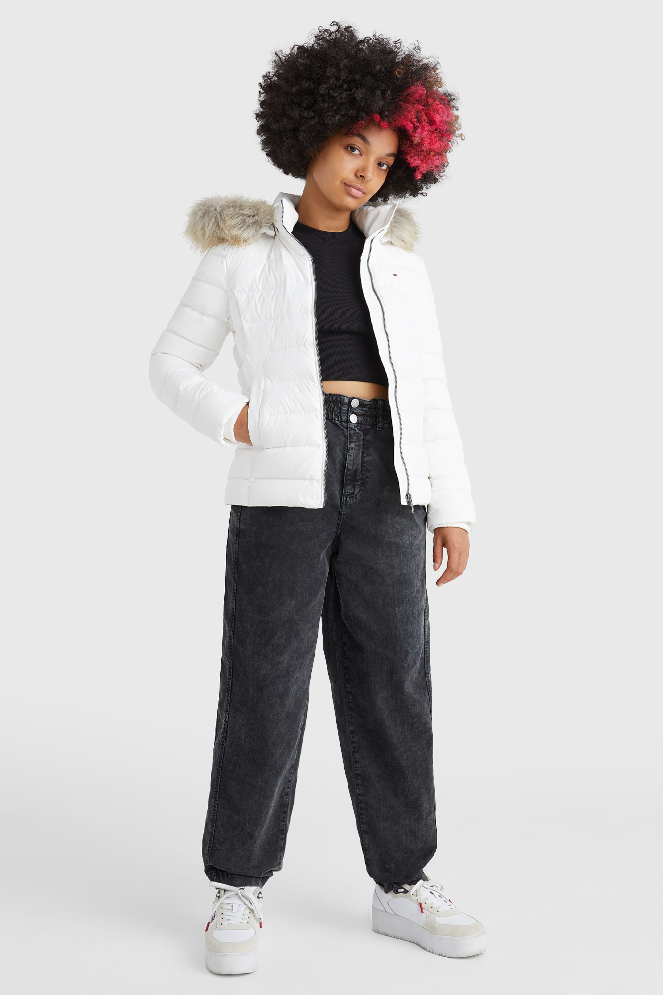 Jaqueta feminina Tommy Jeans com capuz e enchimento de plumas.
