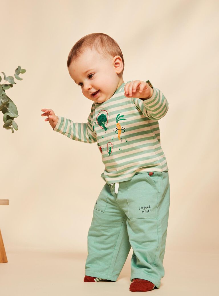 T-shirt vanille à rayures et légumes