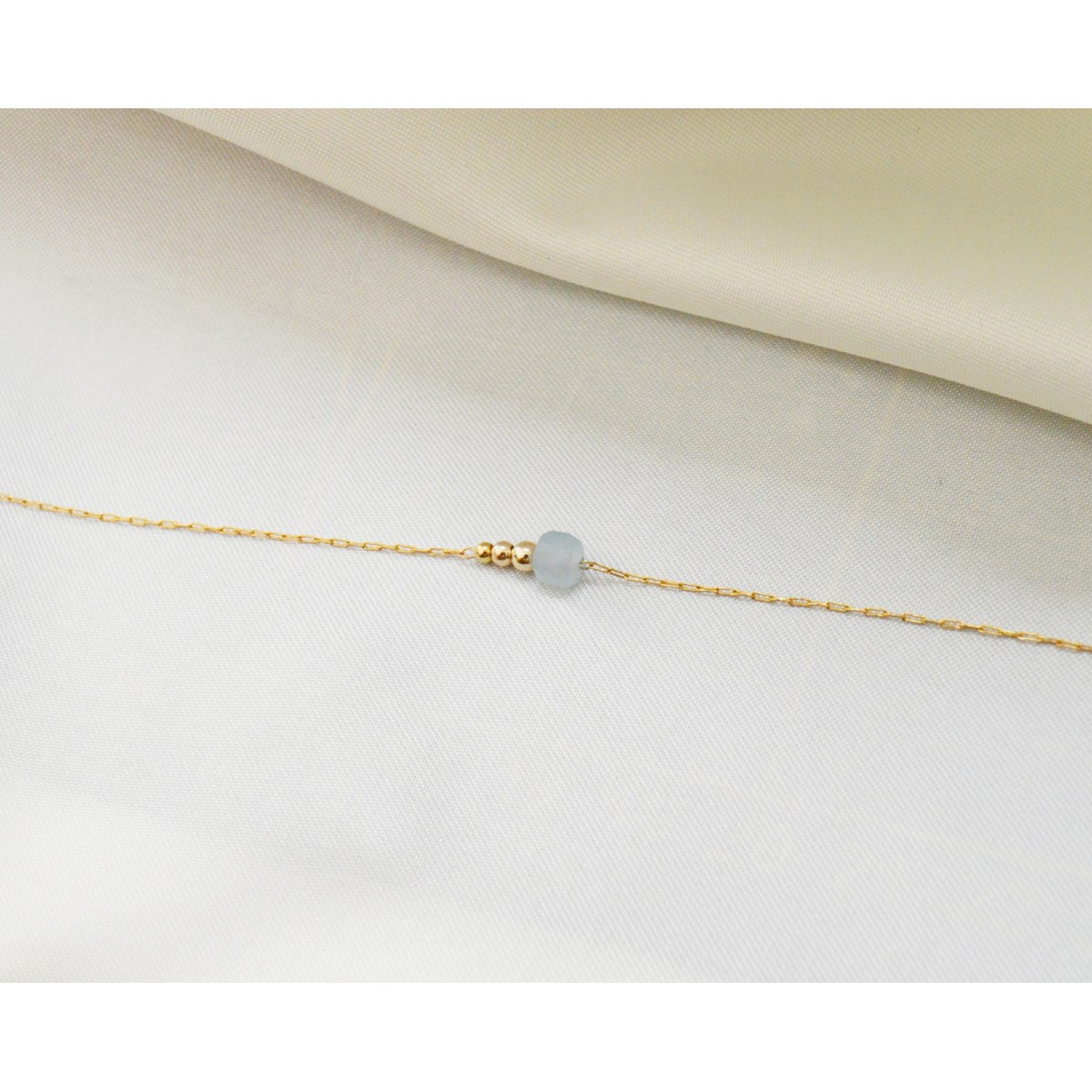 Bracelet  fin orné d une perle semi-precieuse  de Aigue Marine