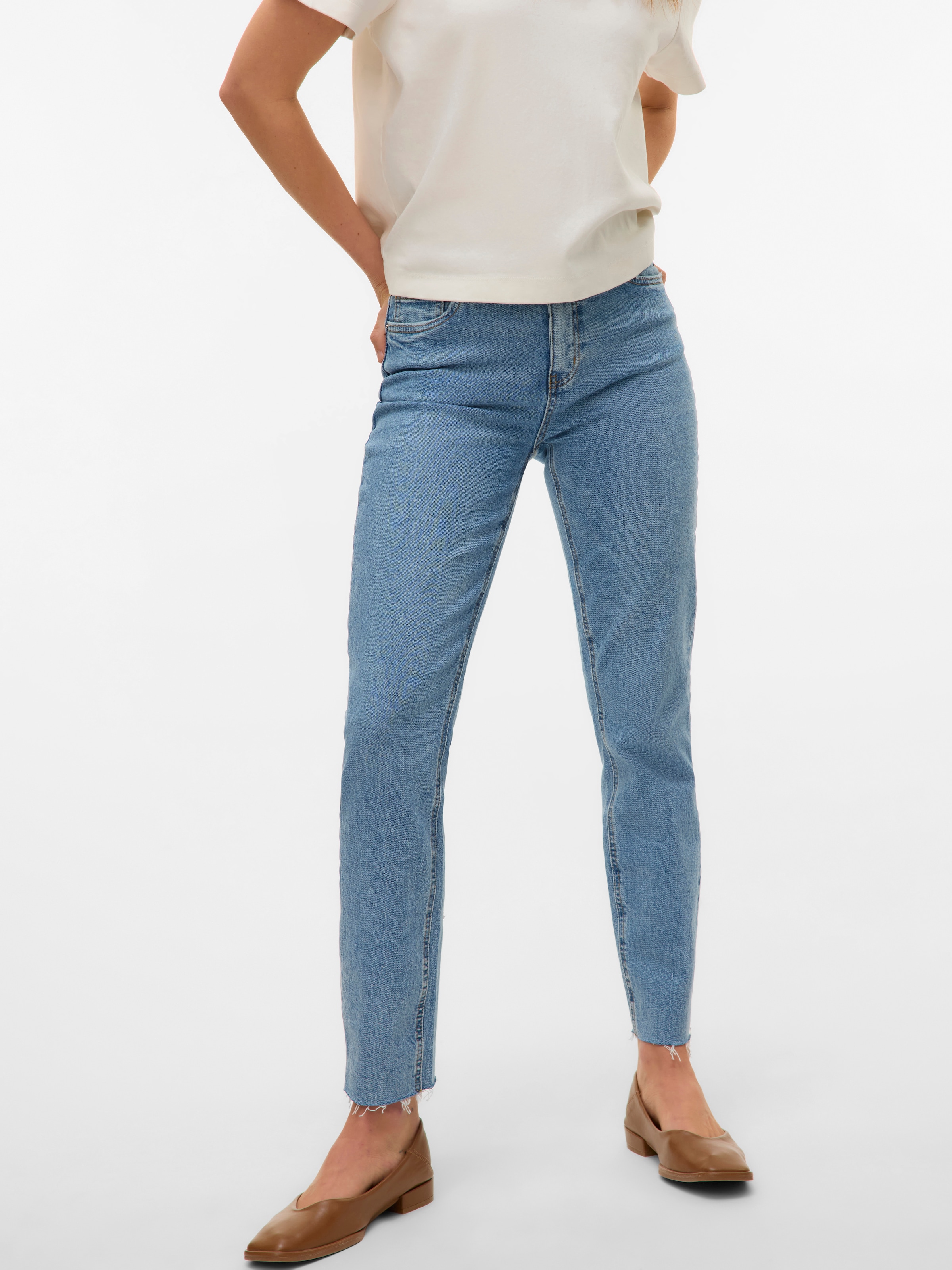 Vero Moda Straight-Jeans »VMBRENDA«, mit leicht ausgefranstem Saum, stonewashed für einen Used-Look