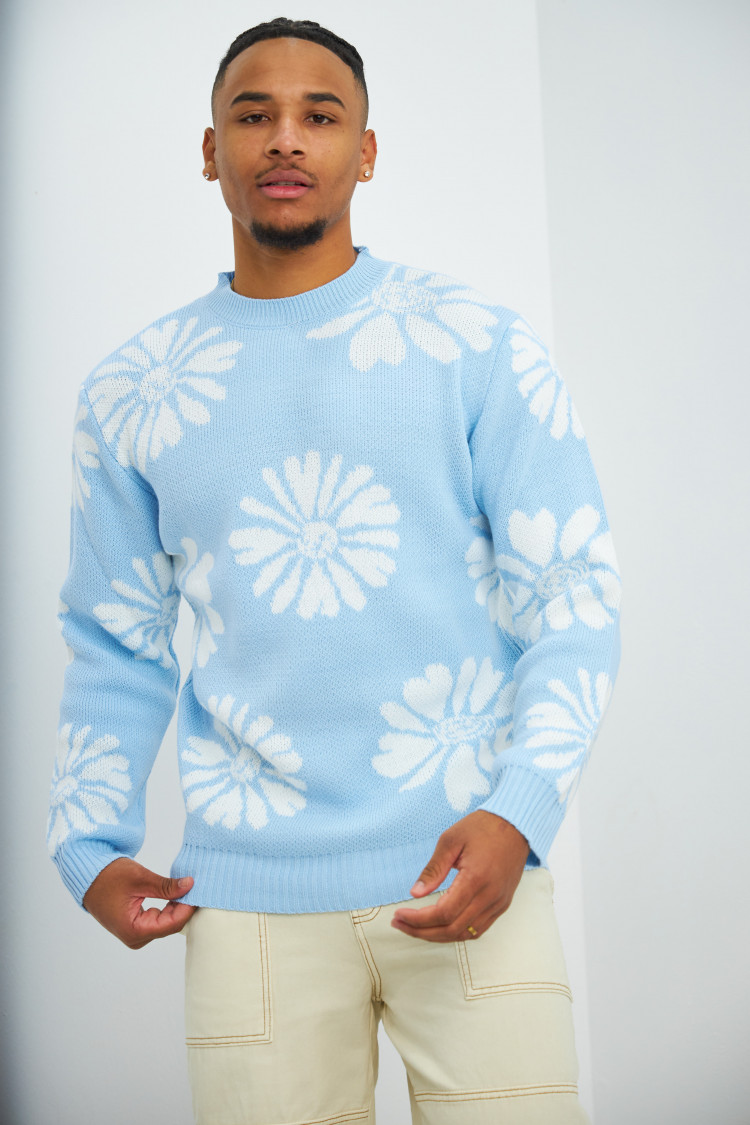 Pull bleu à motif fleur blanche