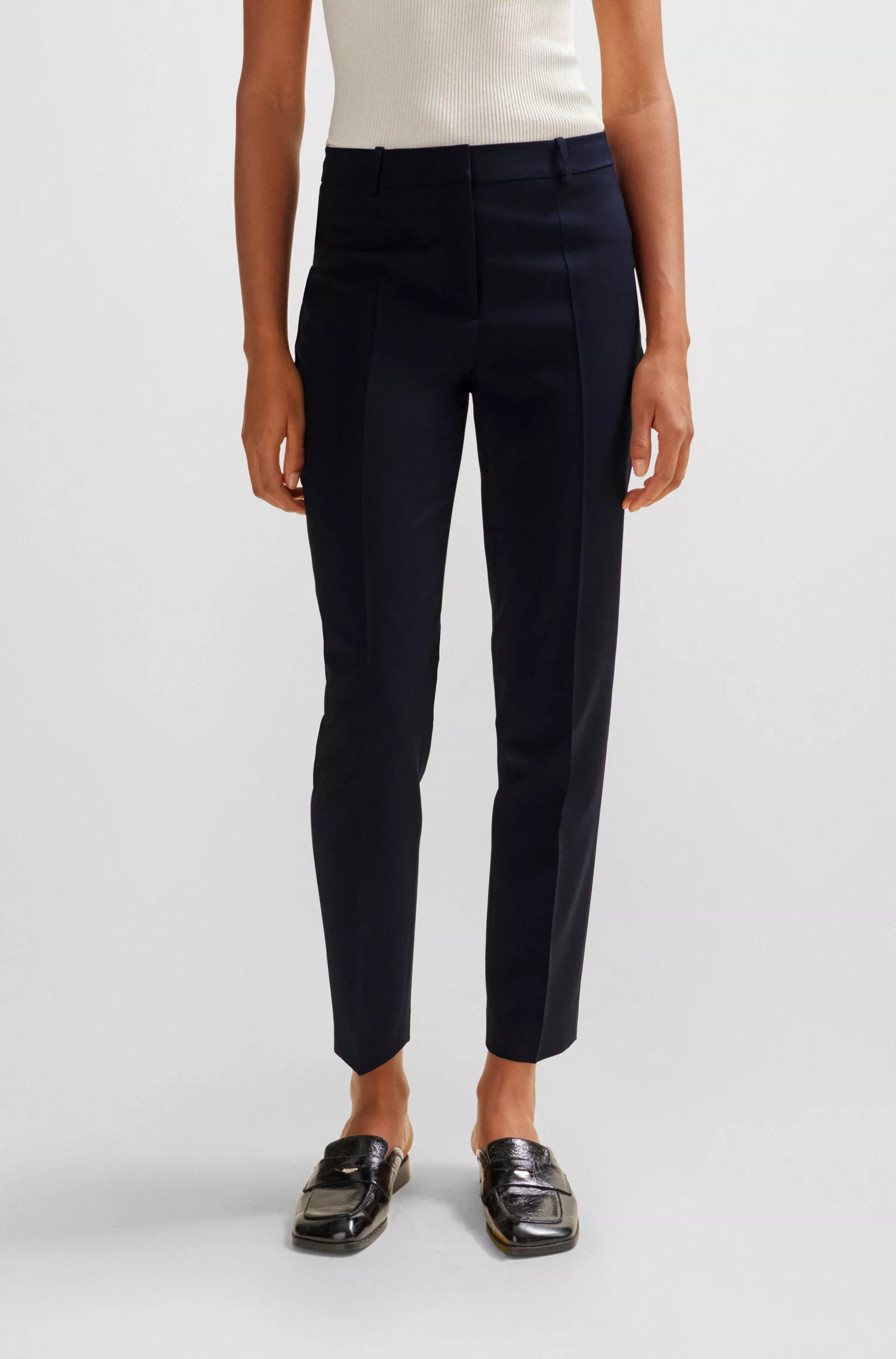 Calça cropped BOSS preta, corte regular, em lã virgem.