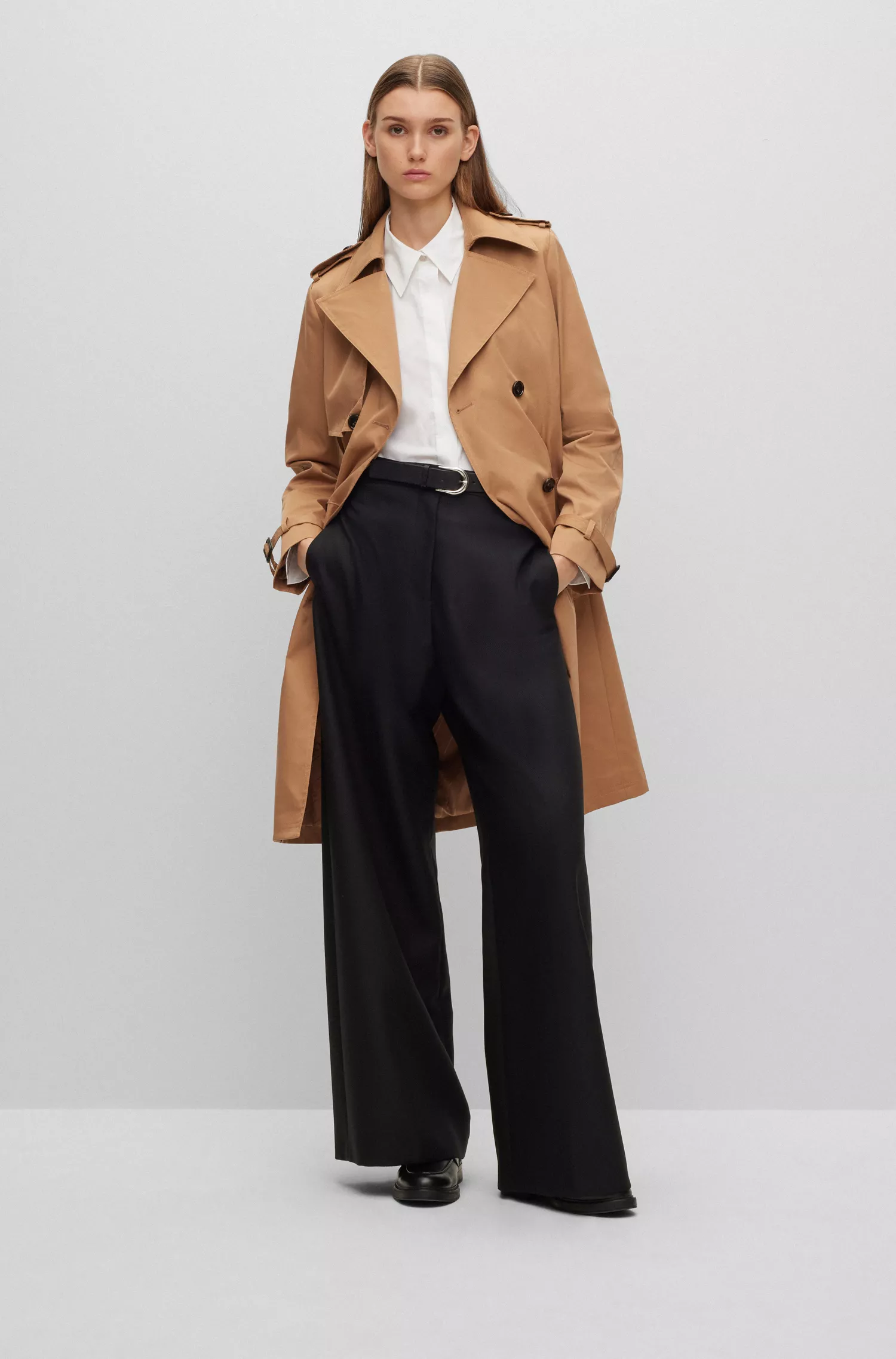 Trench coat BOSS preto, corte regular, com cinto de fivela.