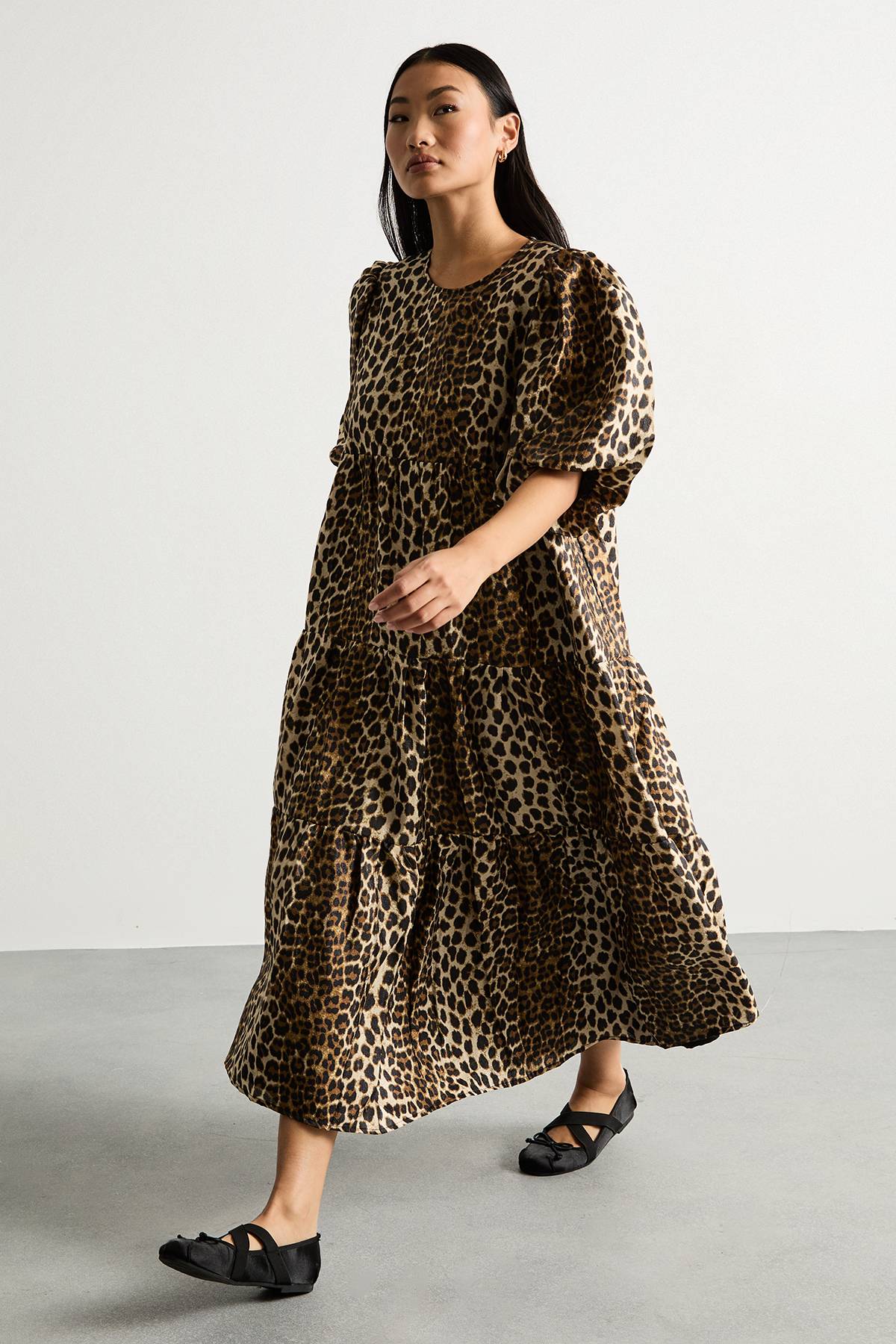 Warehouse Robe Smock Mi-Longue à Manches Bouffantes en Organza Imprimé Animal Petite