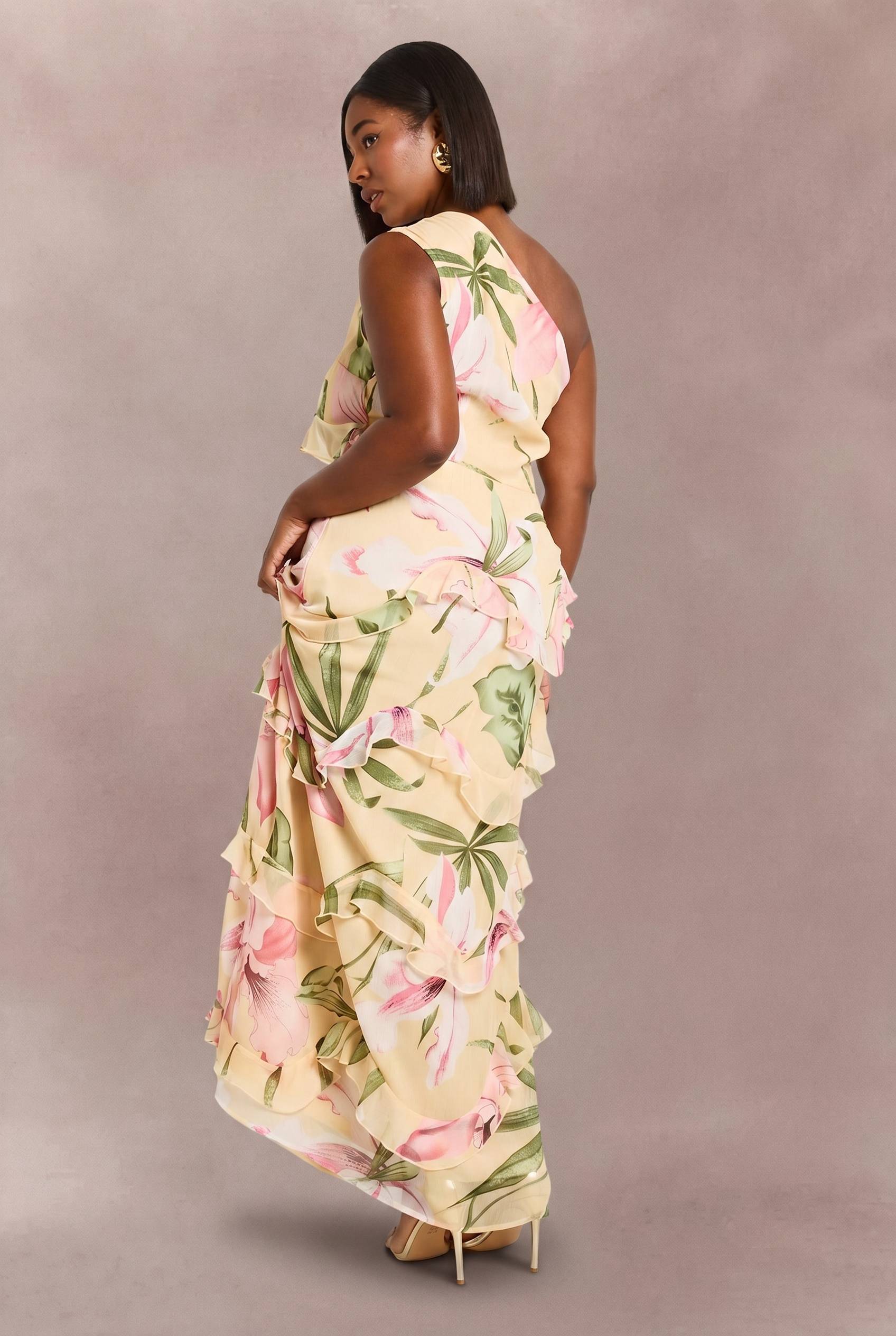 boohoo Robe Maxi Asymétrique En Mousseline À Imprimé Floral Grande Taille