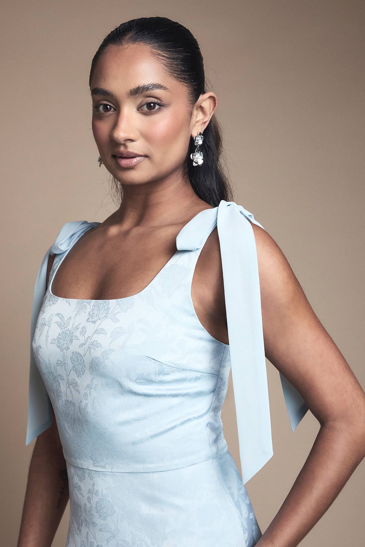 Oasis Robe De Demoiselle D'honneur En Jacquard Satin À Encolure Carrée Et Épaules Nouées En Mousseline