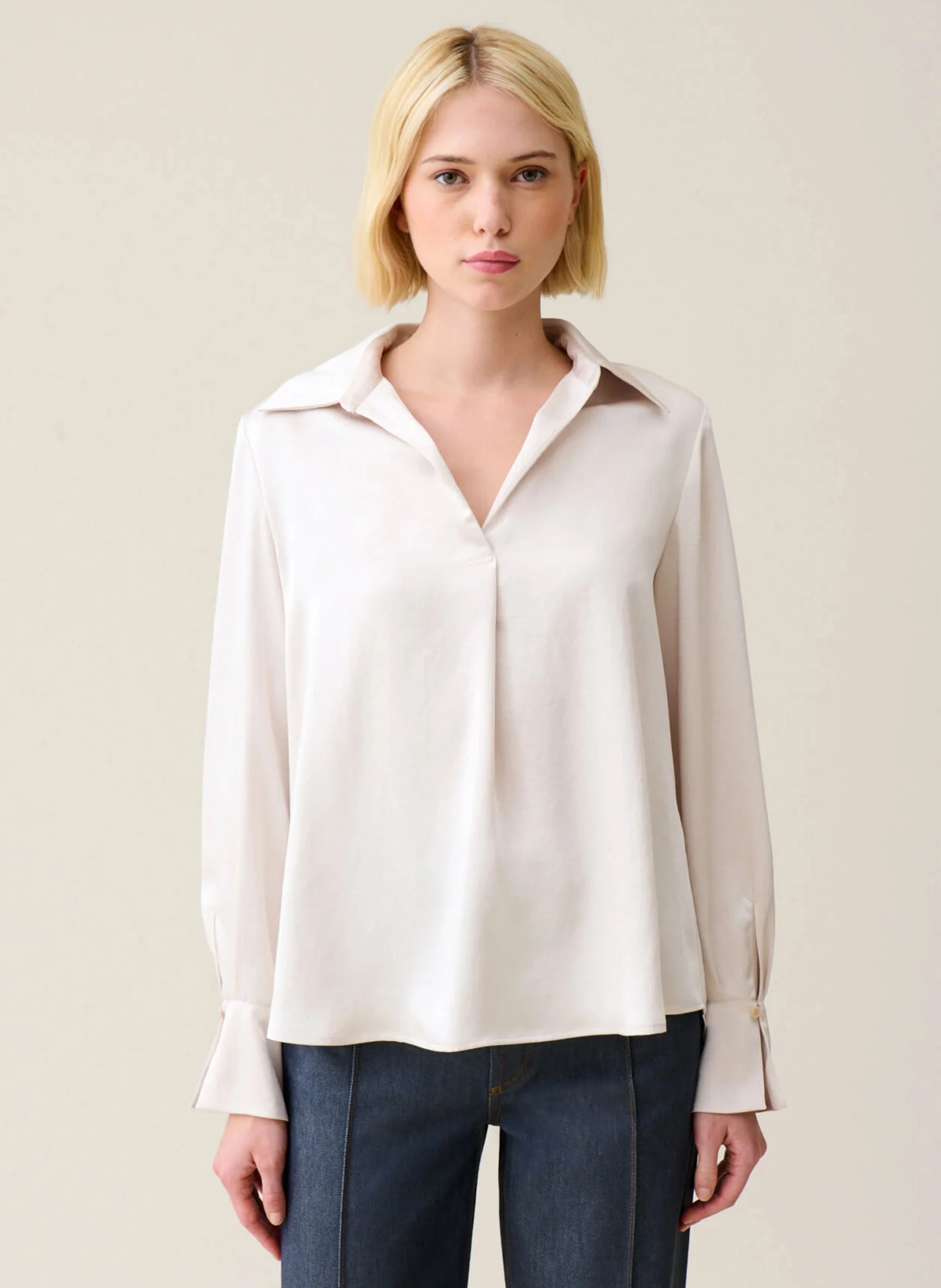Top droit col V effet satiné à jeux de plis | Beige