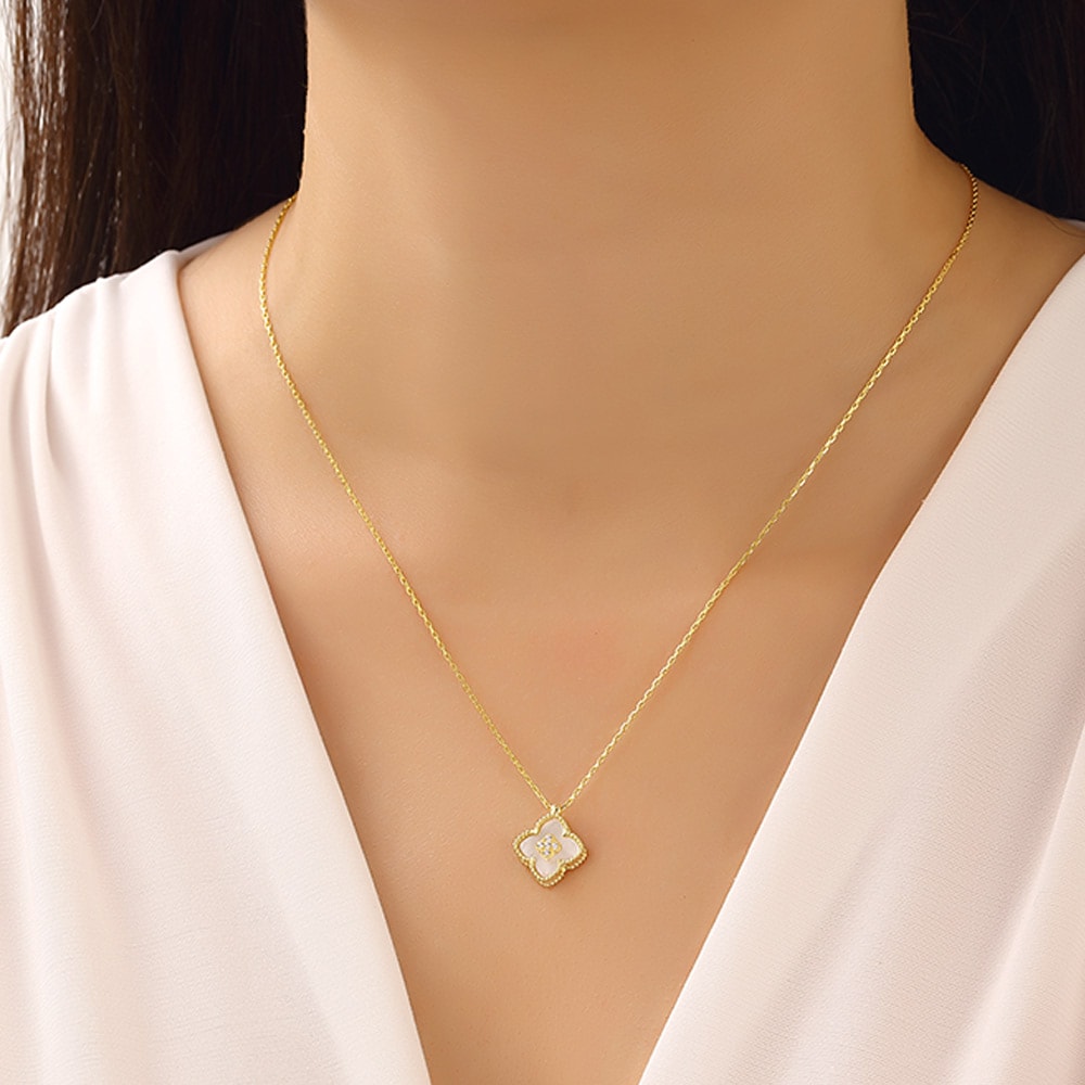 Collier pendentif trèfle doré – Nacre blanche & zircon