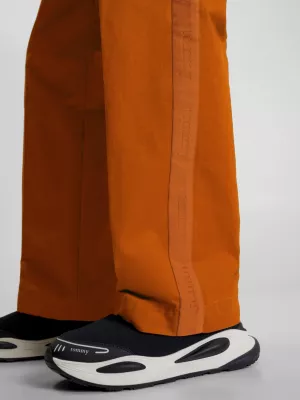 Calças chino esportivas de perna larga com logo repetido