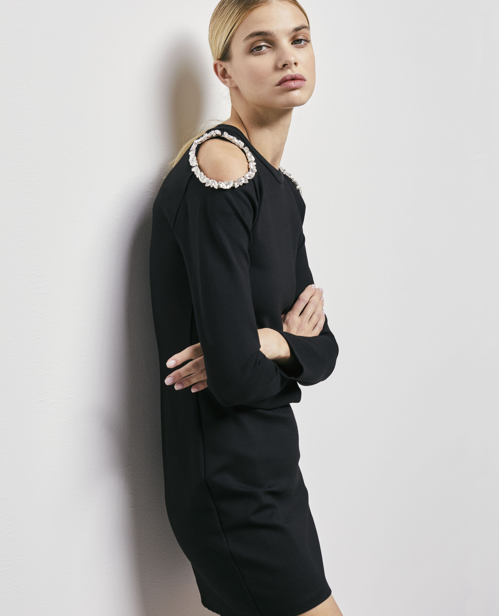 Robe courte détails épaules noire