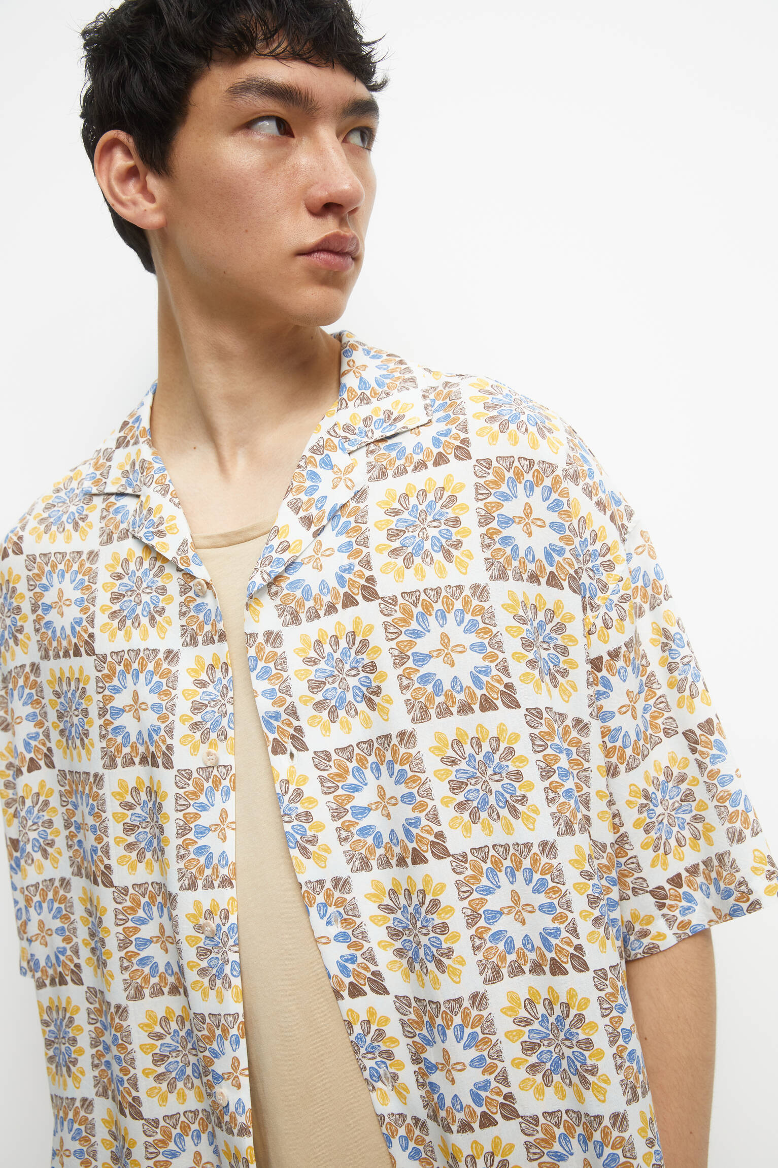 CAMISA SPRING SOUND COM ESTAMPA DE CROCHÊ - BRONZEADA