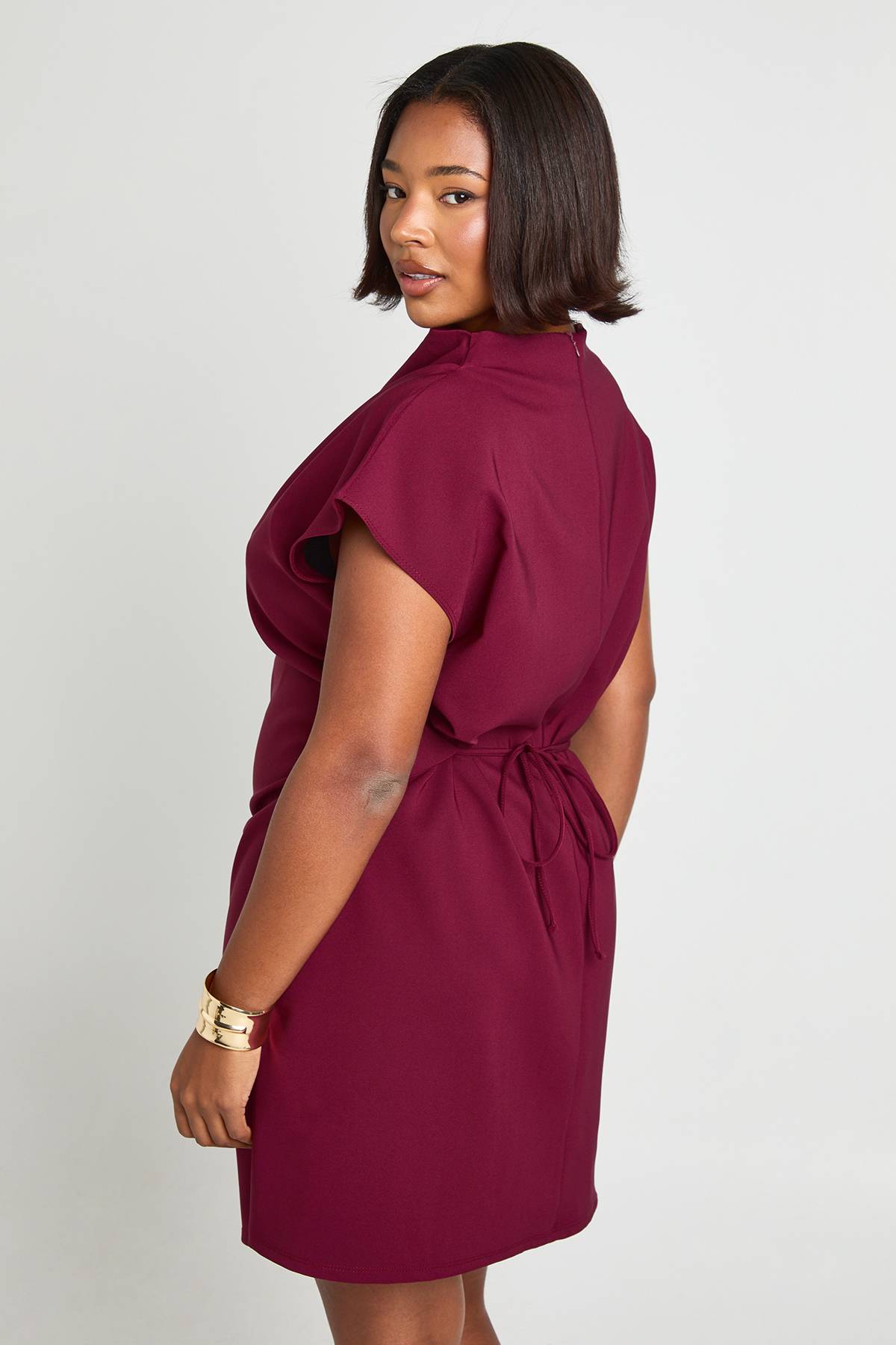 boohoo Robe chemise asymétrique ruchée à manches cap en taille plus