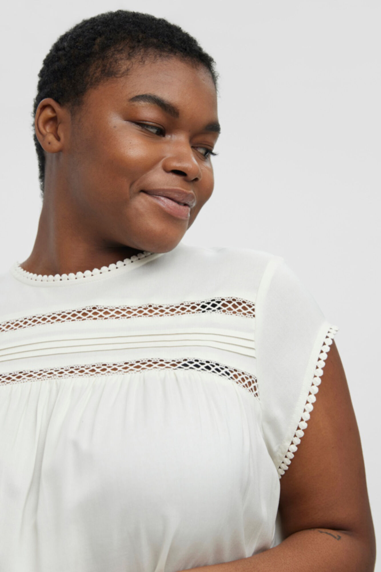Blusa de manga curta e gola redonda - Branca